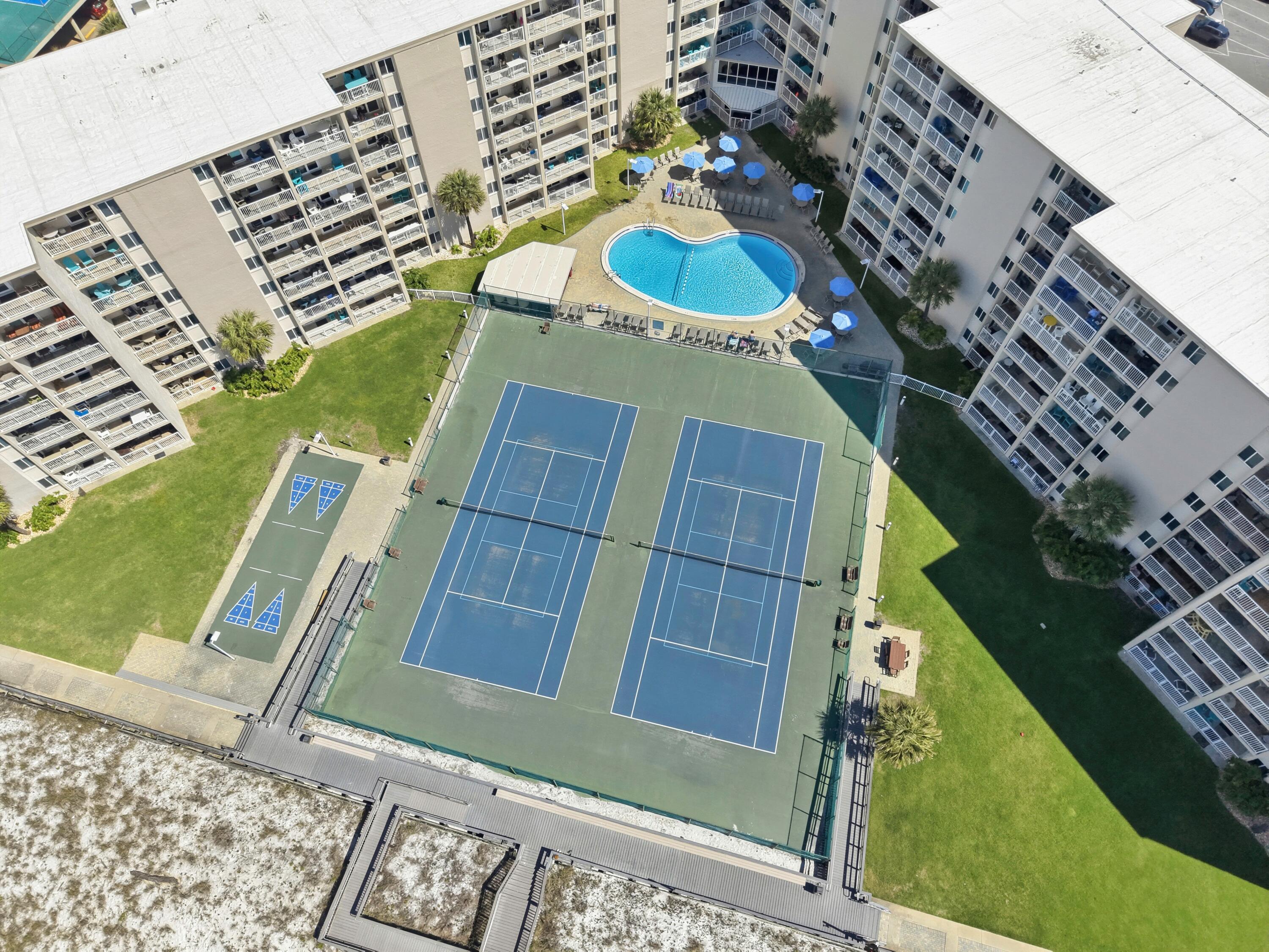 HOLIDAY SURF & RACQUET CLUB - Residential