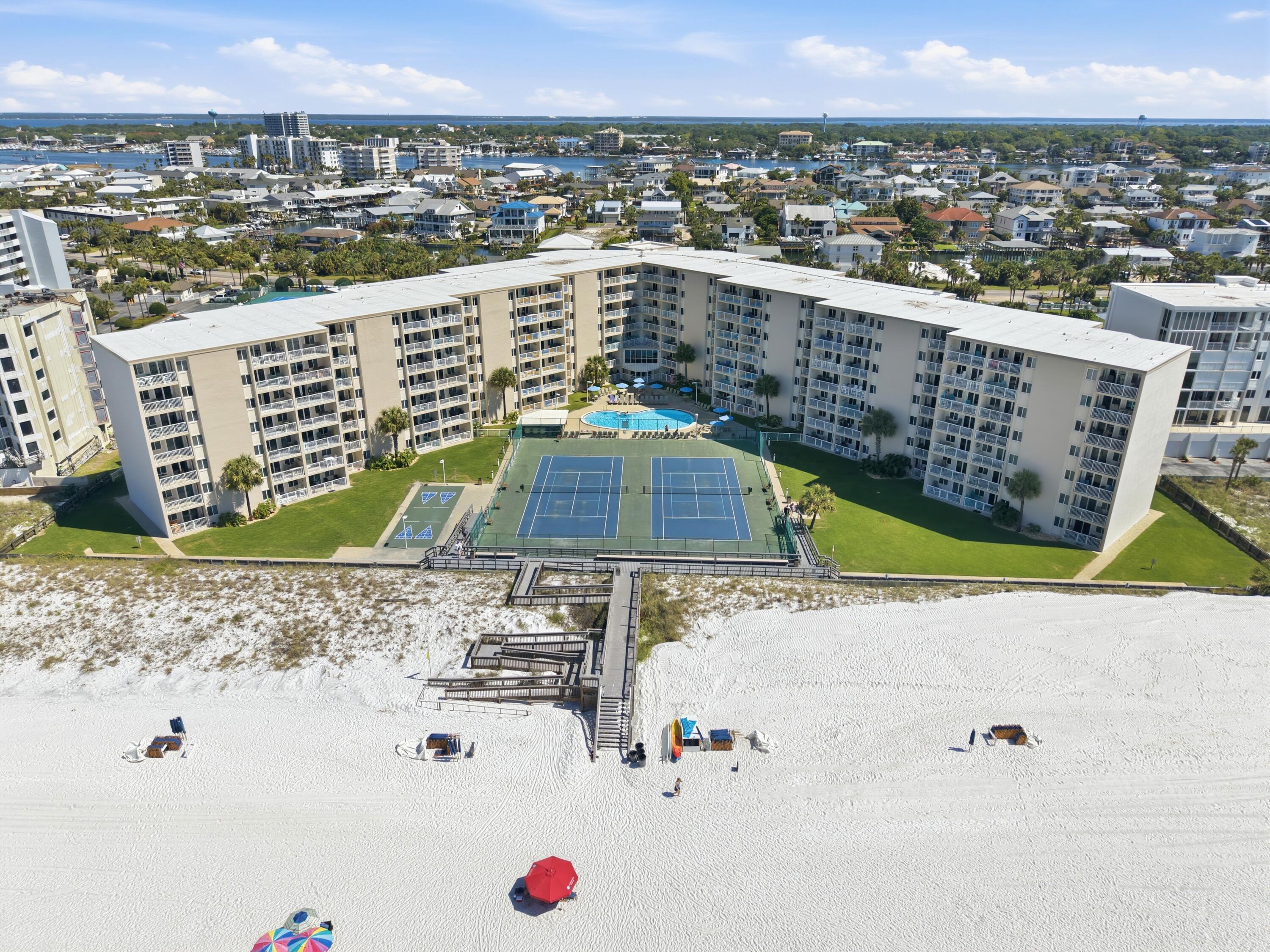 HOLIDAY SURF & RACQUET CLUB - Residential
