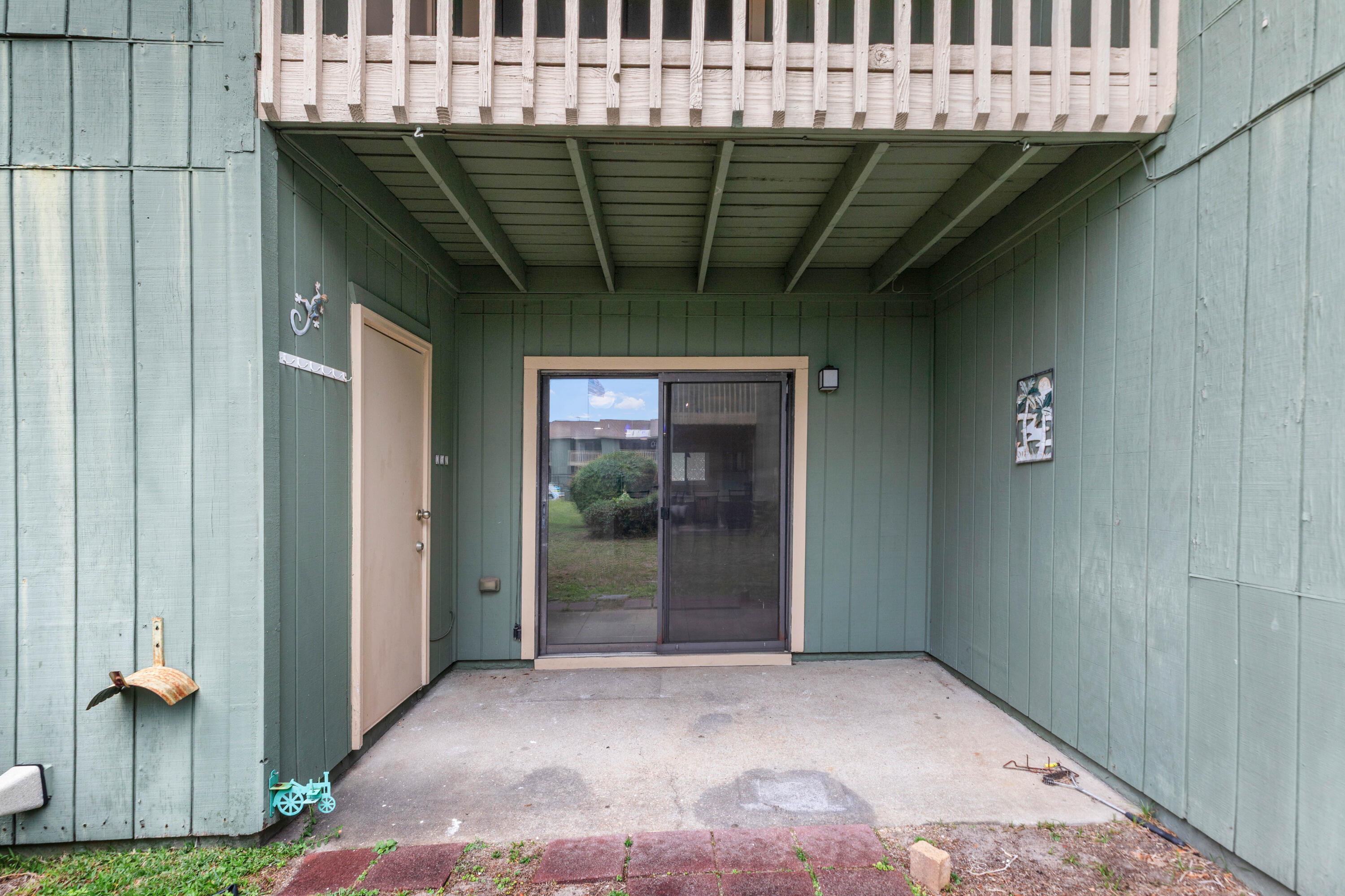 BIENVILLE SQUARE T/H - Residential Lease