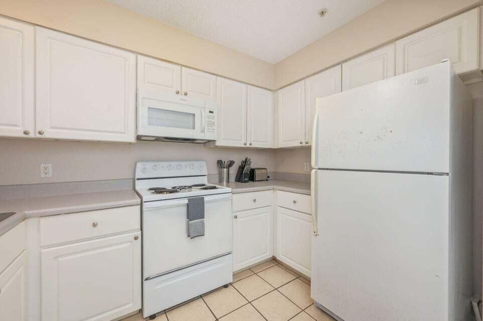 THE FLORIDA CLUB - Residential Lease