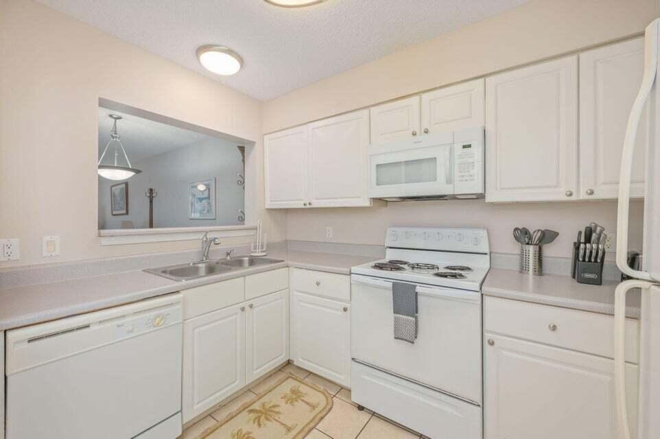 THE FLORIDA CLUB - Residential Lease