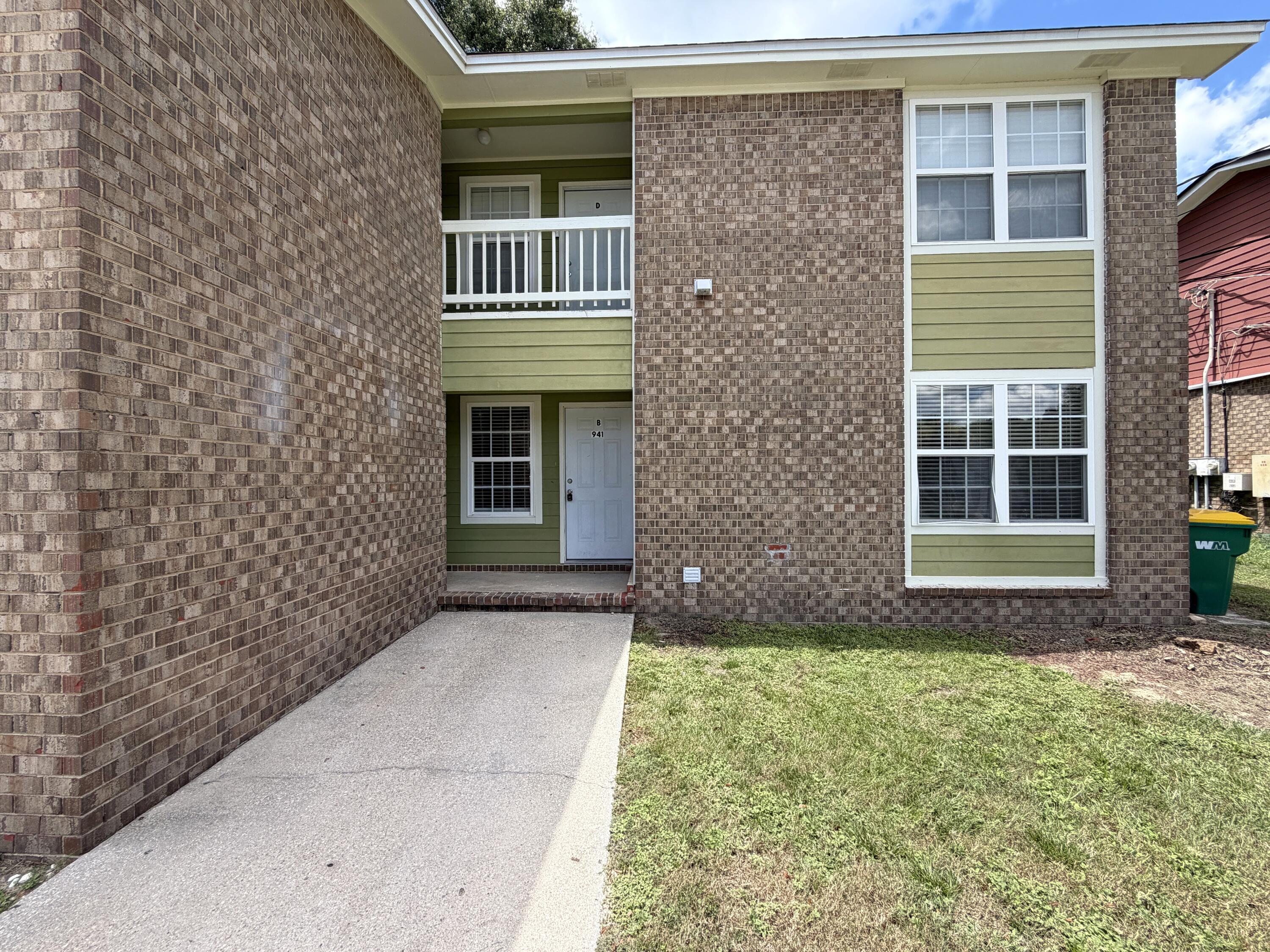 Very nice 3 bedroom 1 bath apartment in a renovated Quadraplex on Valley Road. All new LVP and carpet throughout , stainless steel appliances, washer and dryer, fresh paint and new shower tile. Great location at an affordable price.
NO PETS