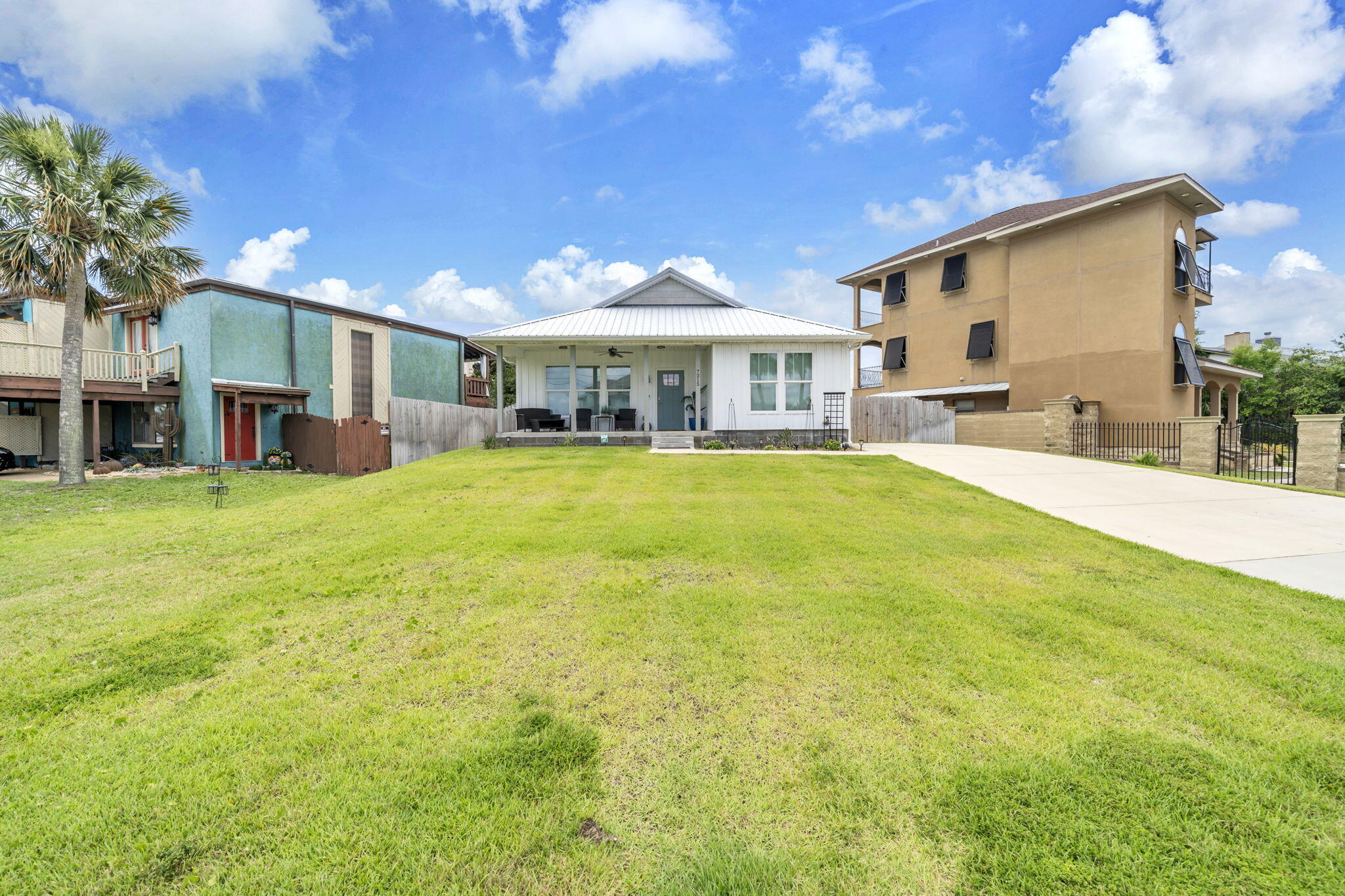 HOLIDAY BEACH - Residential