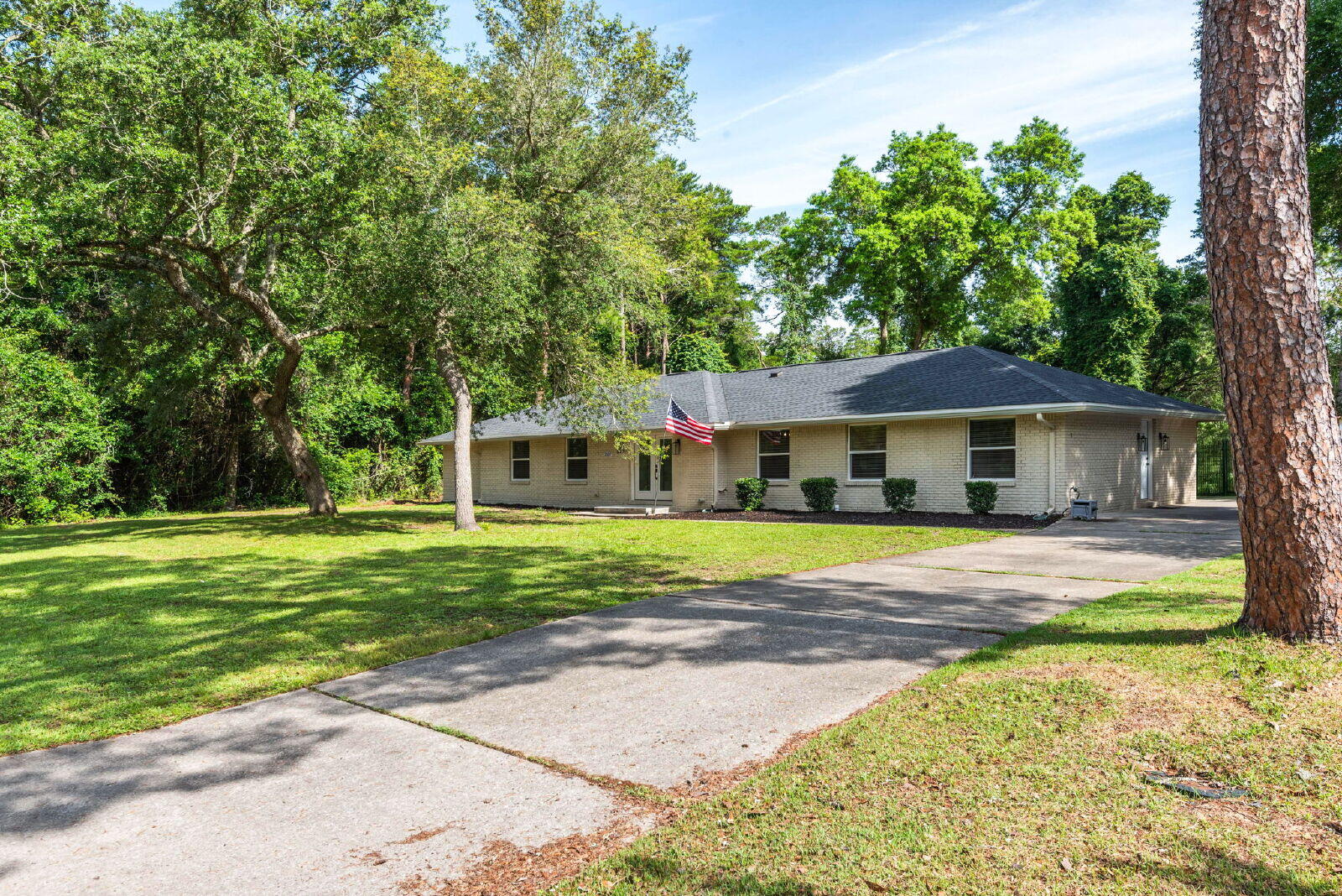 ROCKY BAYOU EST 4TH LOT 4 BLK A - Residential Lease