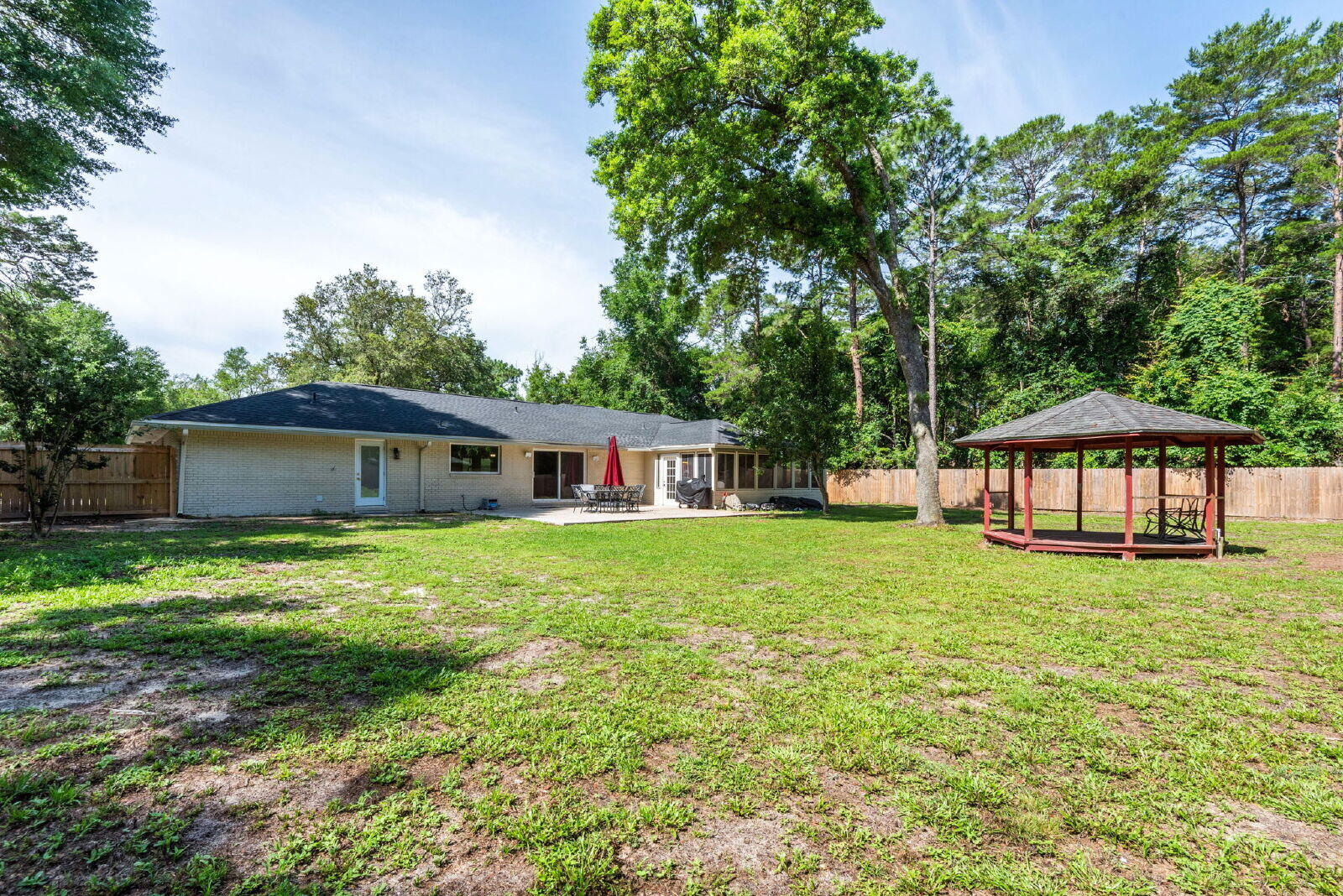 ROCKY BAYOU EST 4TH LOT 4 BLK A - Residential Lease