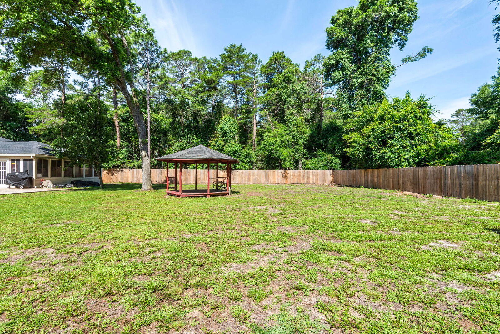 ROCKY BAYOU EST 4TH LOT 4 BLK A - Residential Lease