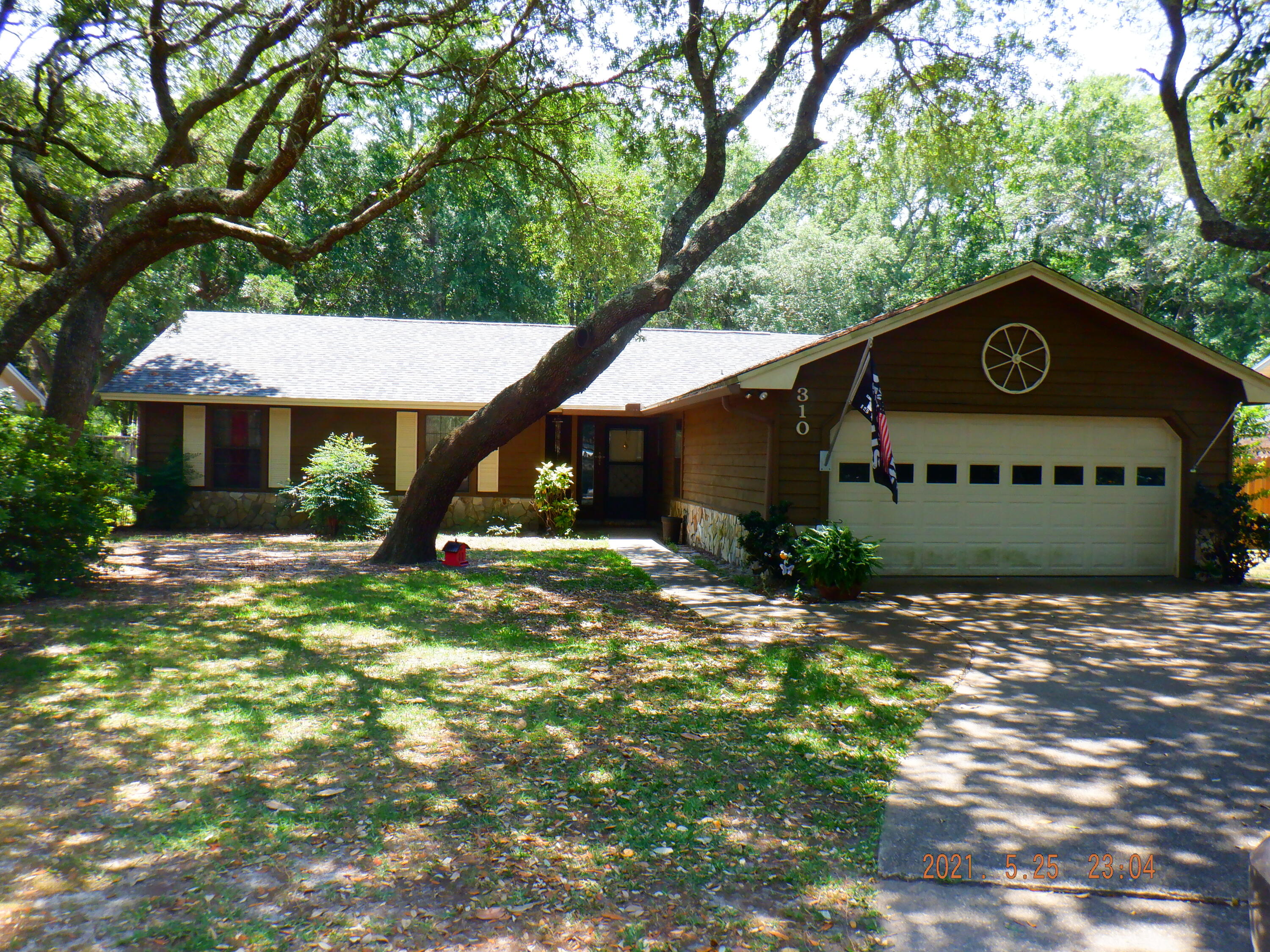 One of the most spacious lots in Caribbean Village in sought after Bluewater Bay. This home features living area with stone fireplace and vaulted ceiling with separate dining area. Cozy kitchen features eat-in area and generous pantry with laundry room and garage access. Ample master bedroom with master bath featuring tub/shower, vanity and walk-in closet.  Enjoy your porch with access to trellis patio and extended wooded backyard. Enjoy the amenities of Bluewater Bay with golf, tennis, community pool membership, restaurants, shops and short drive to the beaches of Destin or local military bases. Pets considered upon owner approval and $250 non-refundable pet deposit.