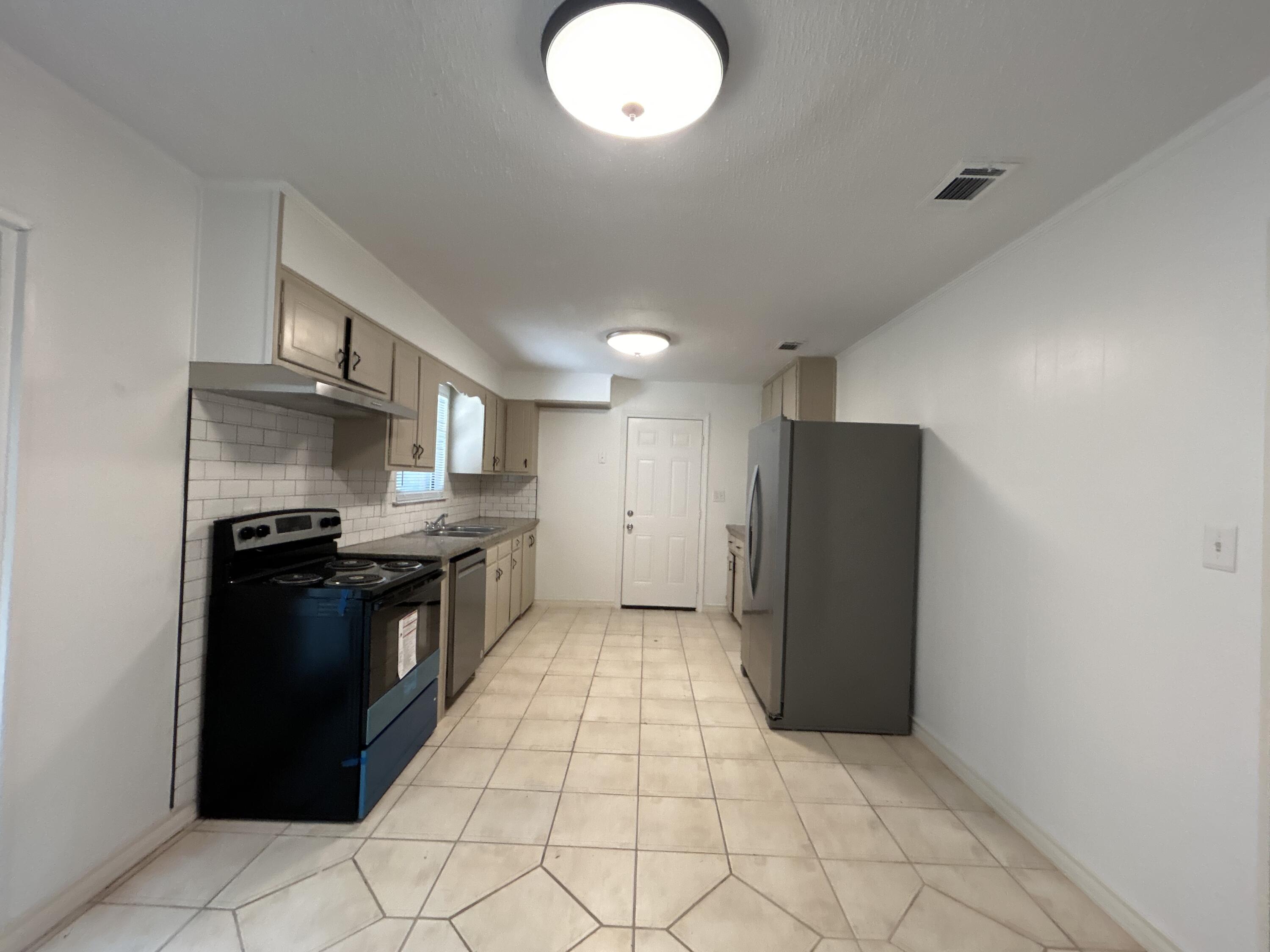 LAKEWOOD 1ST ADDN - Residential Lease