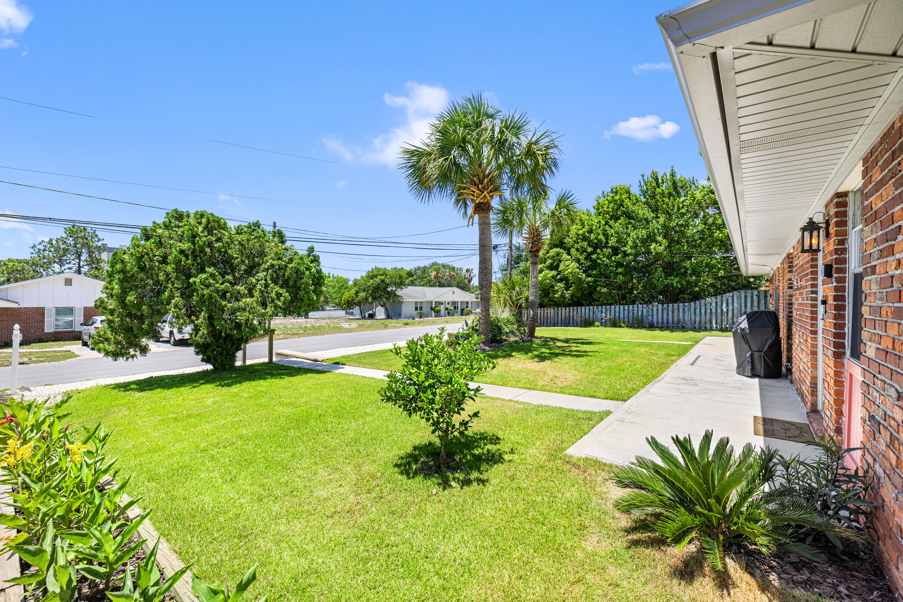 LAKESIDE VILLAS - Residential