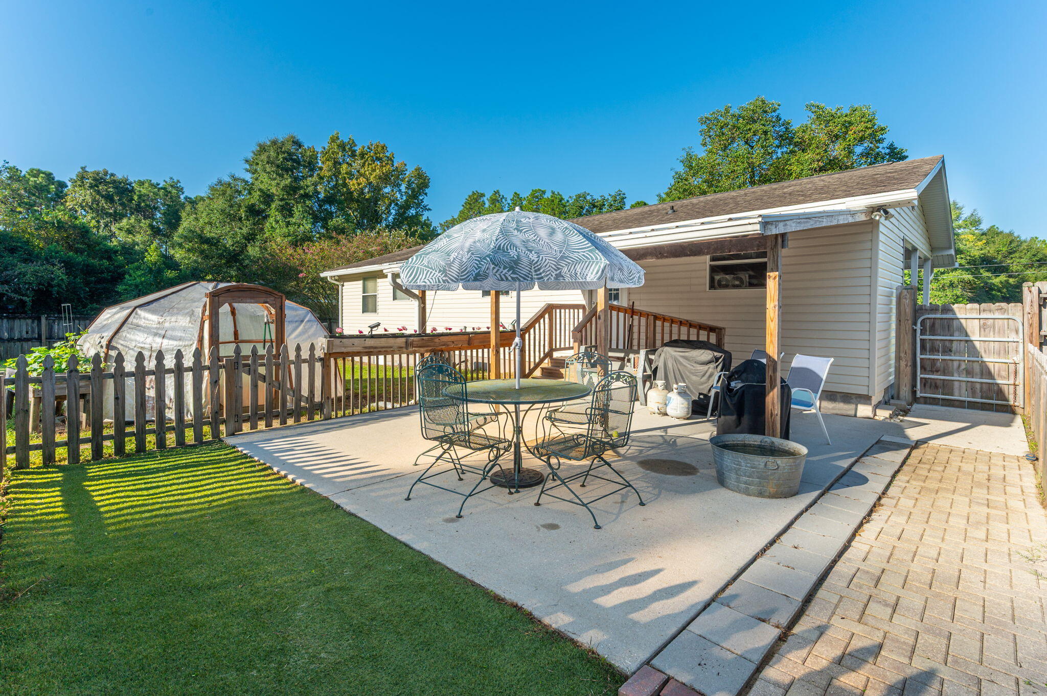CRESTVIEW SUBURB - Residential