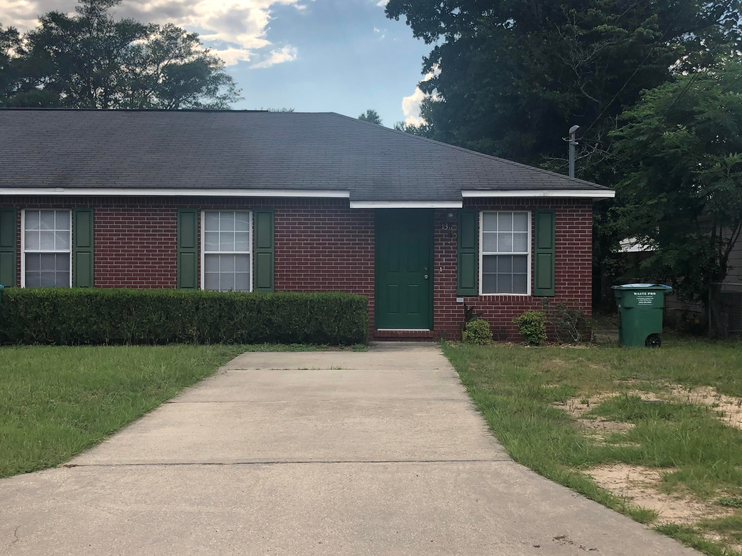 2 BED / 1 BATH ALL BRICK APARTMENT CENTRALLY LOCATED IN CRESTVIEW AND CONVIENENT TO SHOPPING, BASES AND BEACHES.