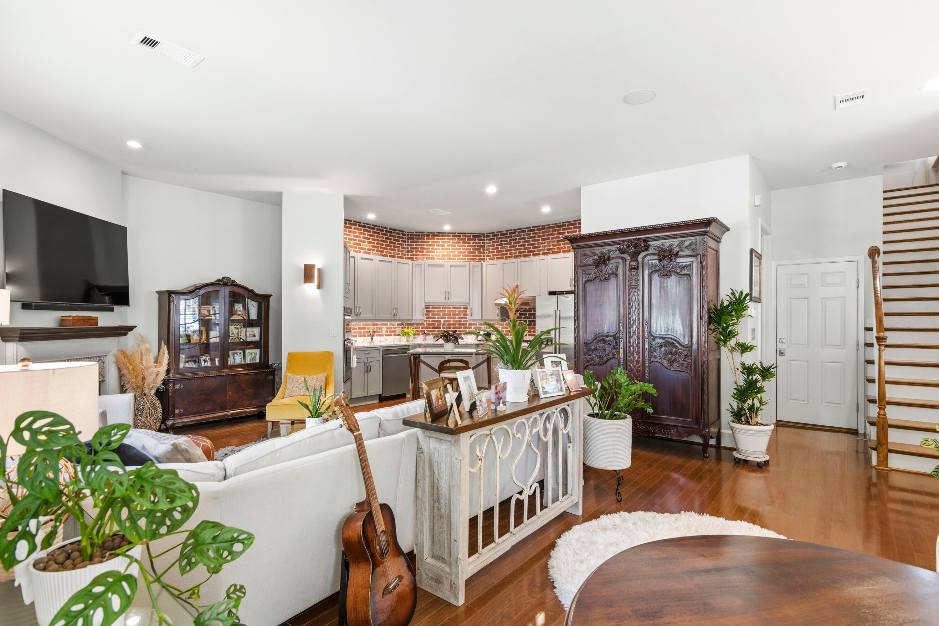 COURT OF NORTH HILL - Residential