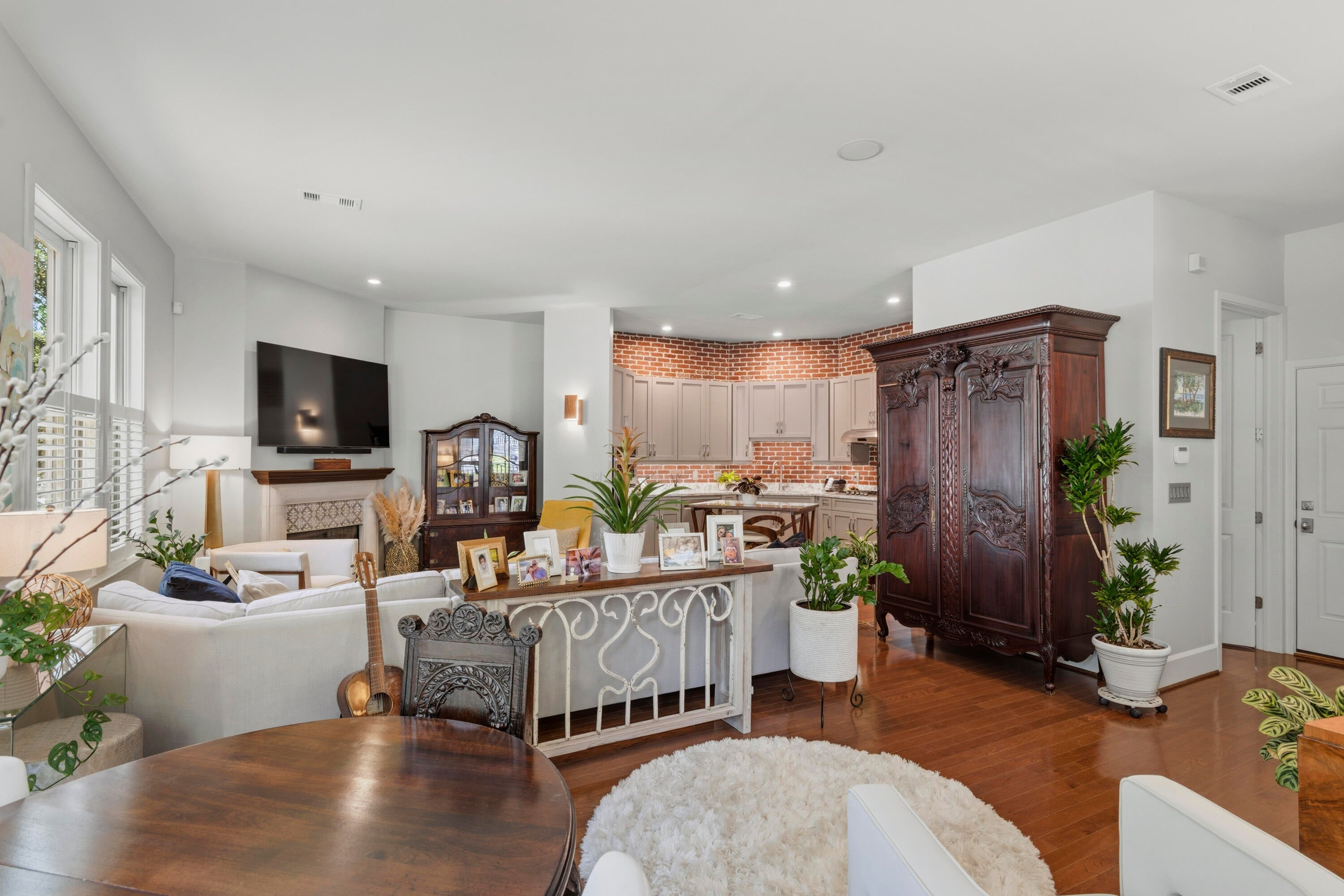 COURT OF NORTH HILL - Residential