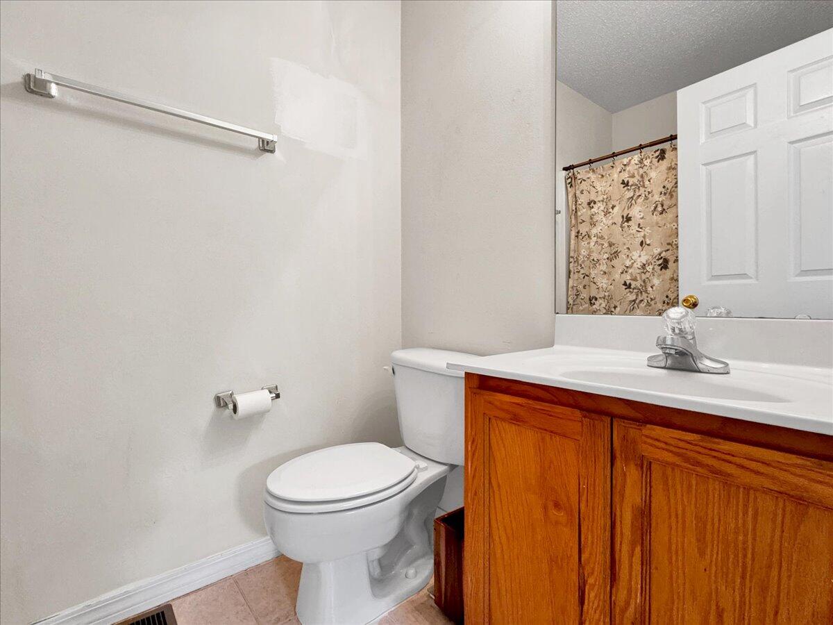 OAK PARK TOWNHOMES - Residential Lease