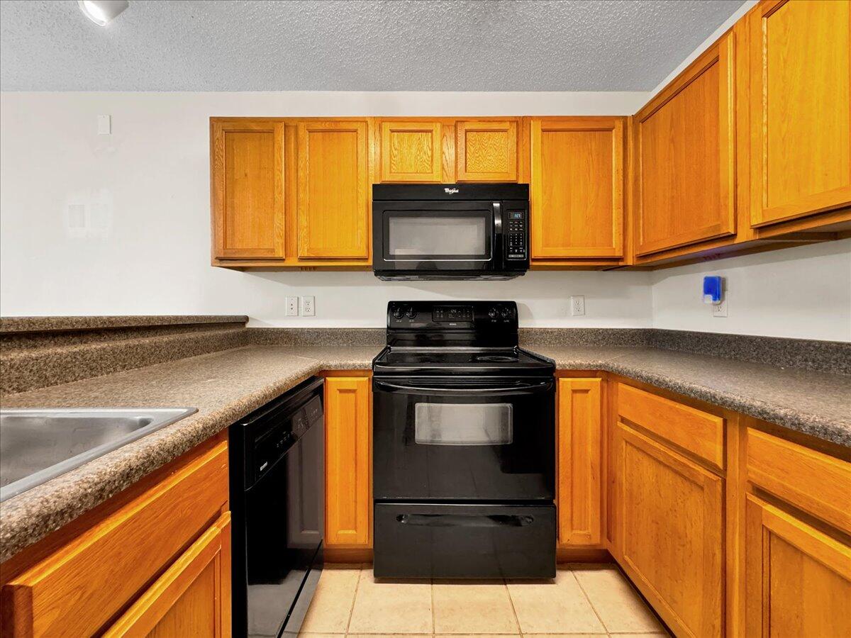 OAK PARK TOWNHOMES - Residential Lease