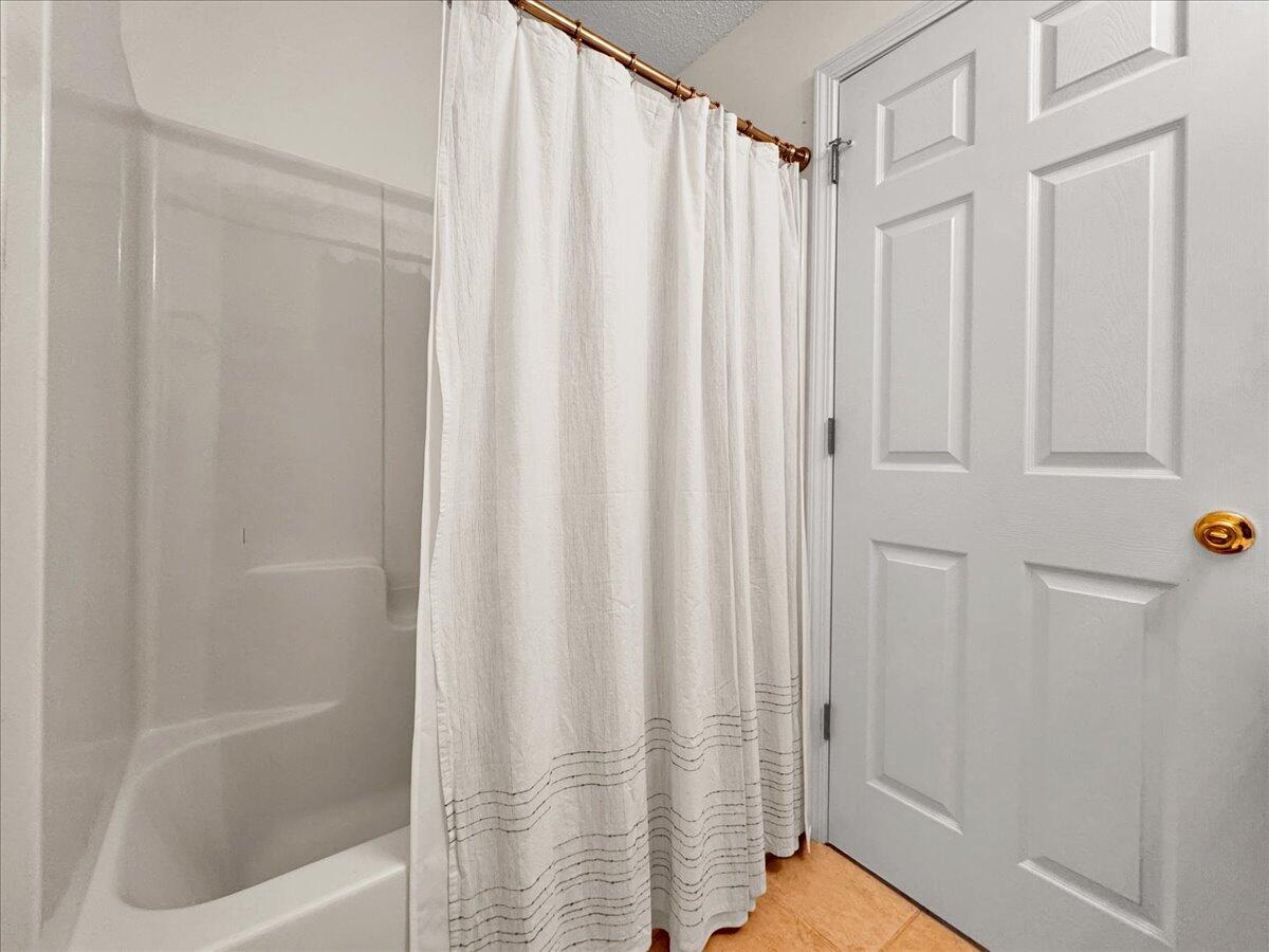 OAK PARK TOWNHOMES - Residential Lease