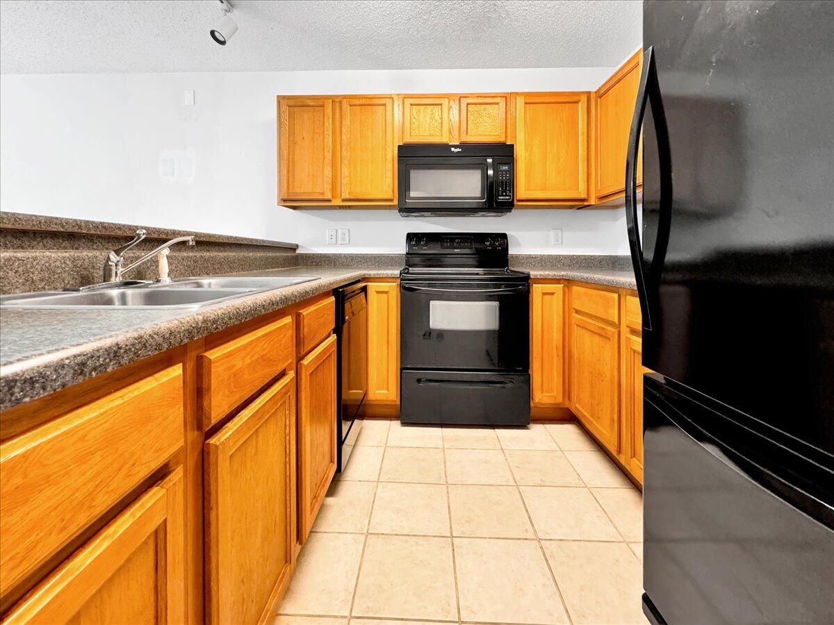 OAK PARK TOWNHOMES - Residential Lease