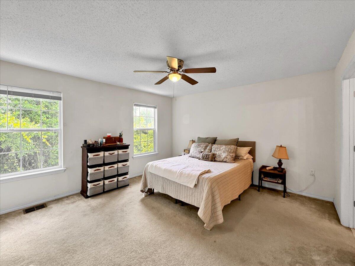 OAK PARK TOWNHOMES - Residential Lease