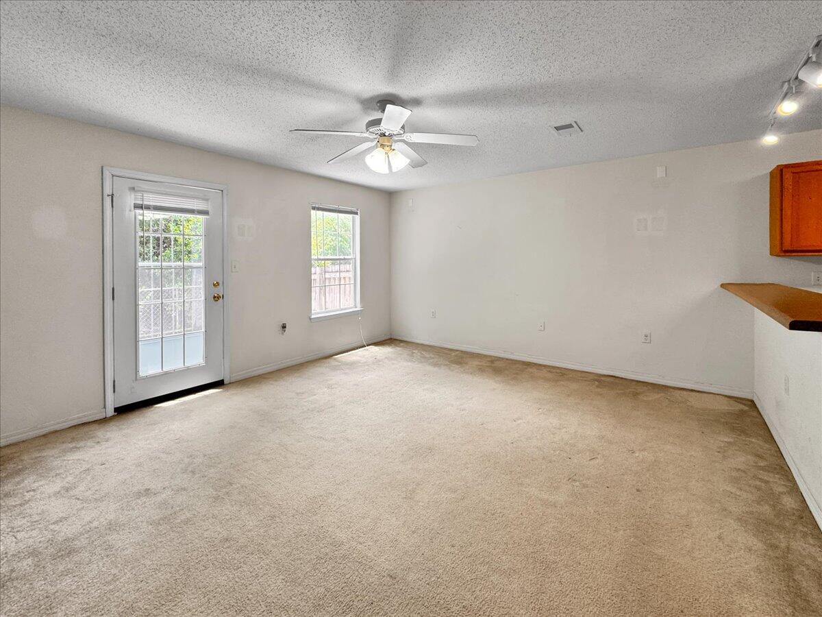 OAK PARK TOWNHOMES - Residential Lease