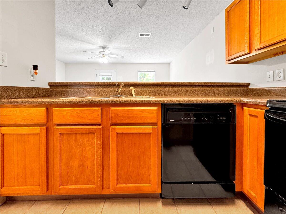 OAK PARK TOWNHOMES - Residential Lease