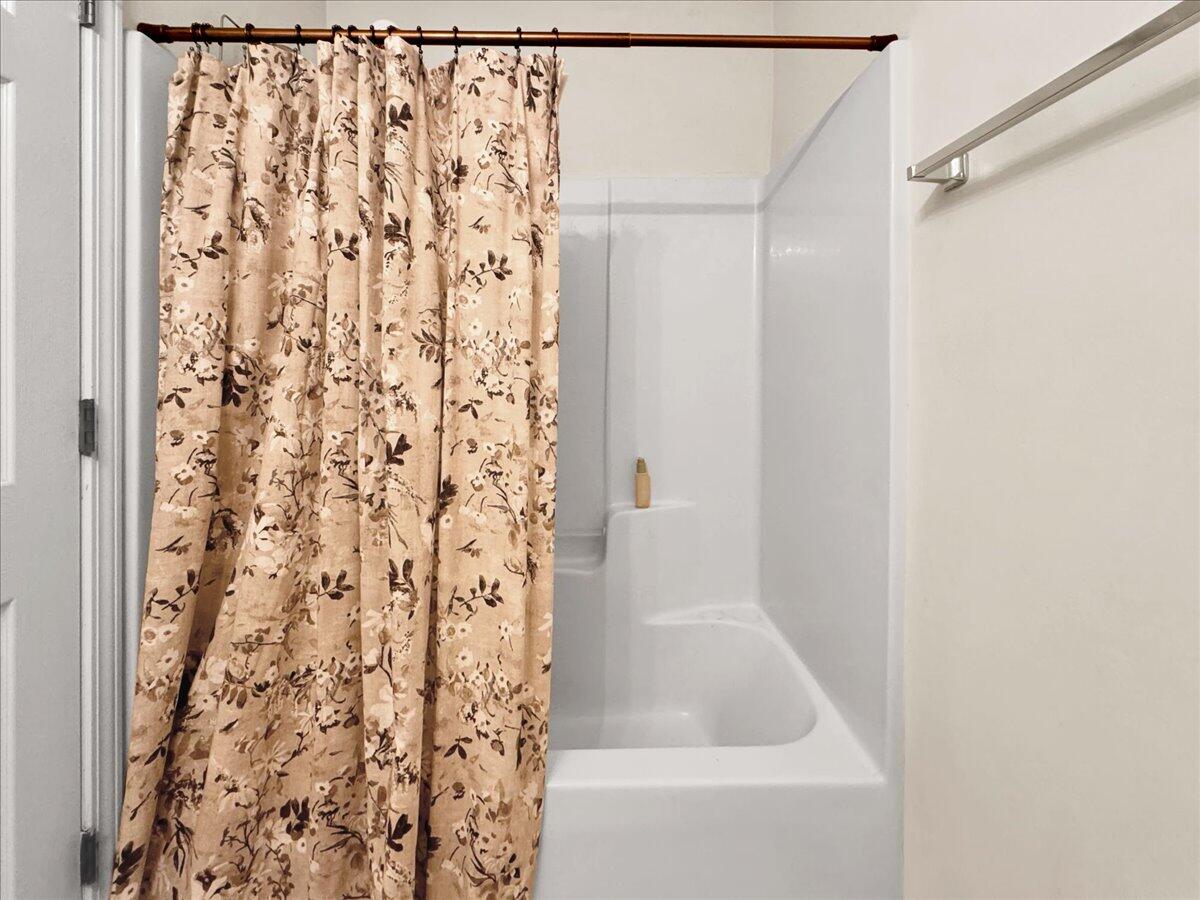 OAK PARK TOWNHOMES - Residential Lease