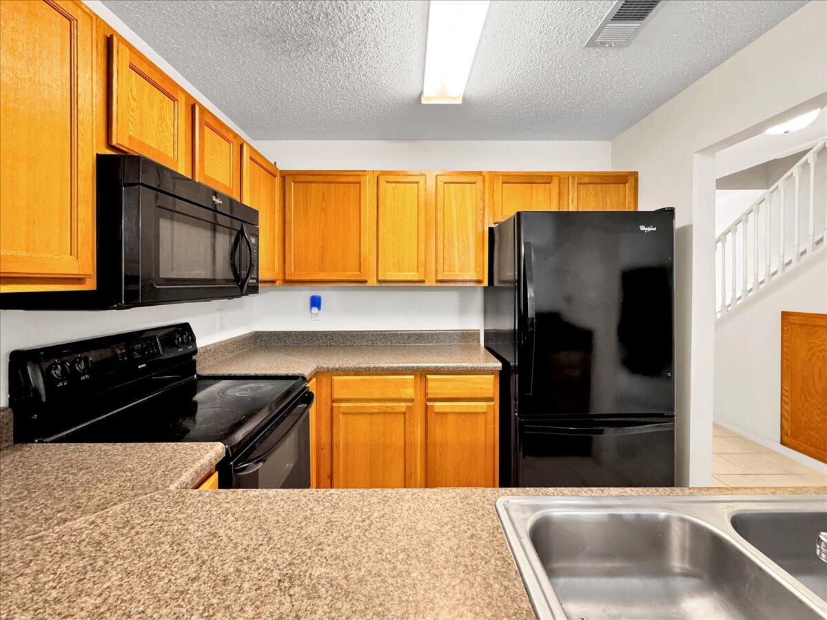 OAK PARK TOWNHOMES - Residential Lease