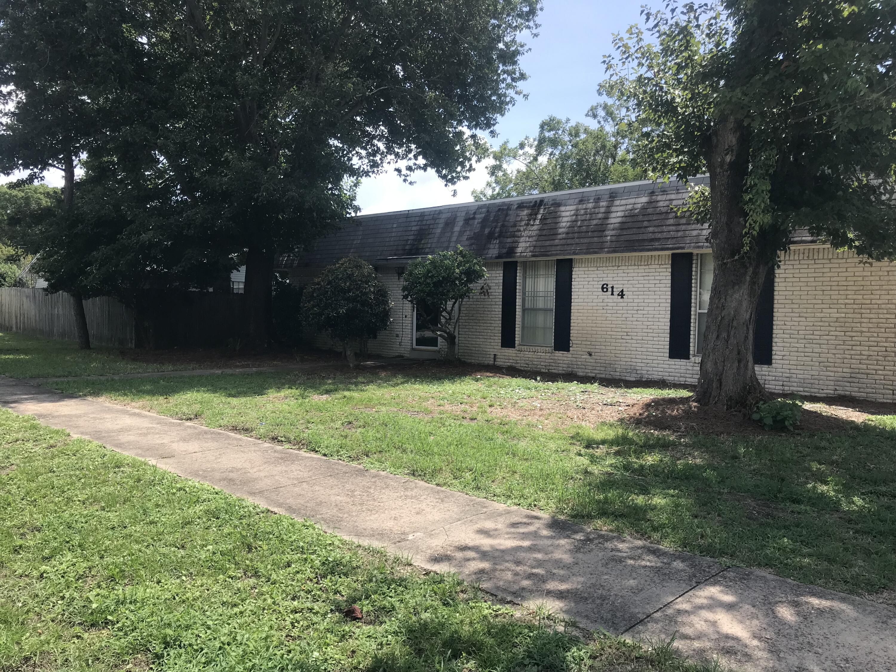Adorable ranch style 3 bedroom 2 bath home located in the heart of Destin!! Home features a living room with wood burning fire place with sliding glass doors leading out to an in-ground pool. Carpet in formal living room, den, fireplace, extra storage, two car garage, and lots of additional parking.
Rent includes pool maintenance