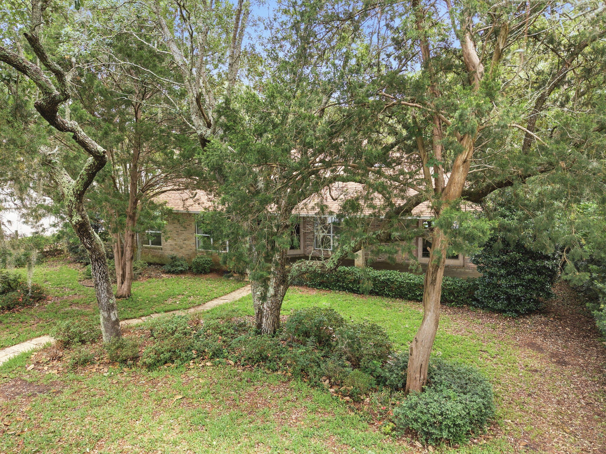 ROBLEDAL ESTATES - Residential