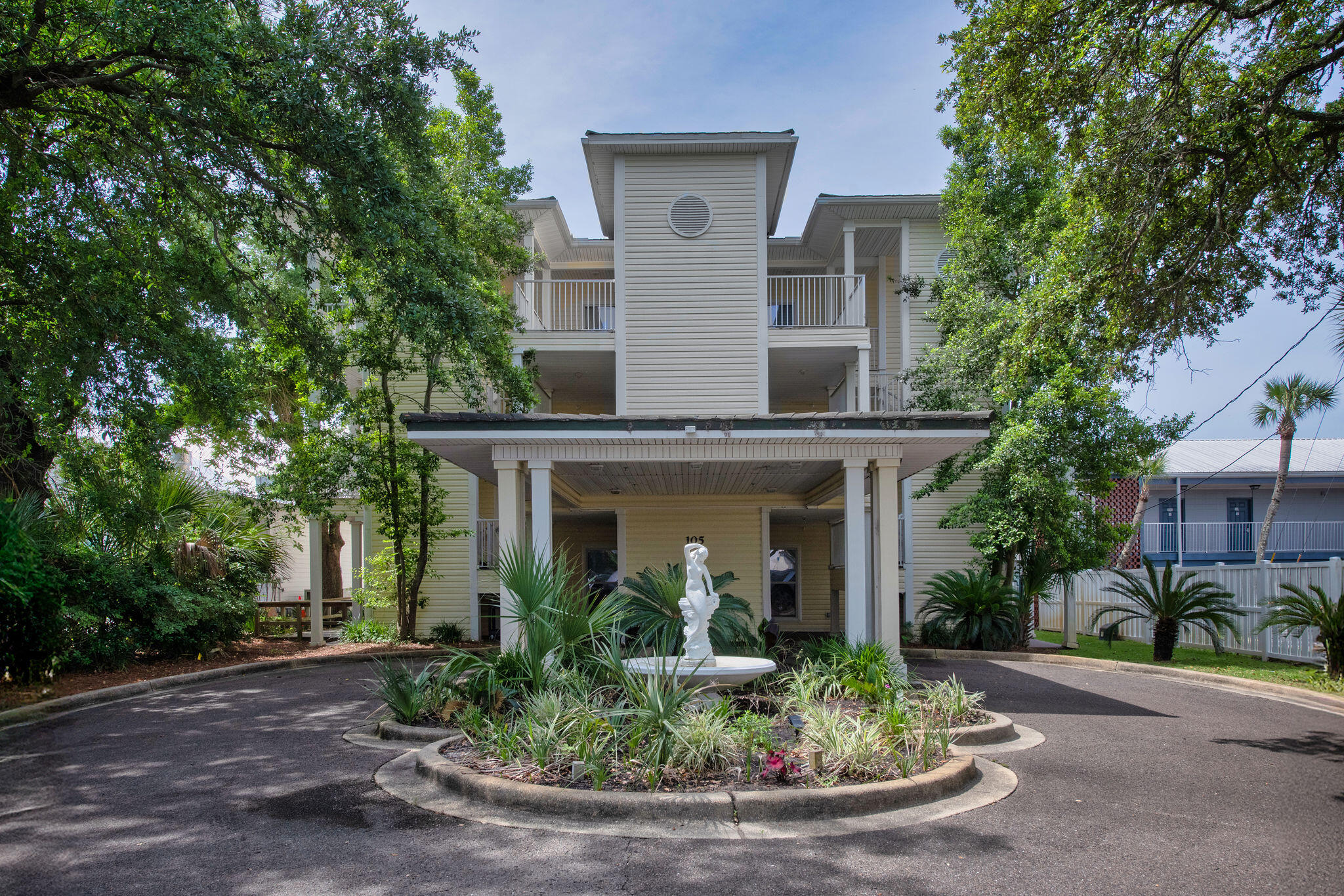 THE SOUND CONDOMINIUM - Residential