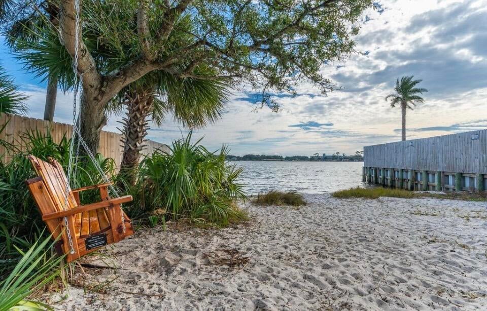 ELLIOTTS POINT 4TH ADDN - Residential