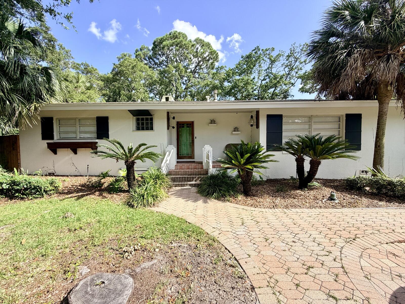Motivated Seller - Easy to Show/Preview!
This is a newly remodeled beach property; 1min walk to Tiny Park (with boat access). 
All furniture in home is negotiable.