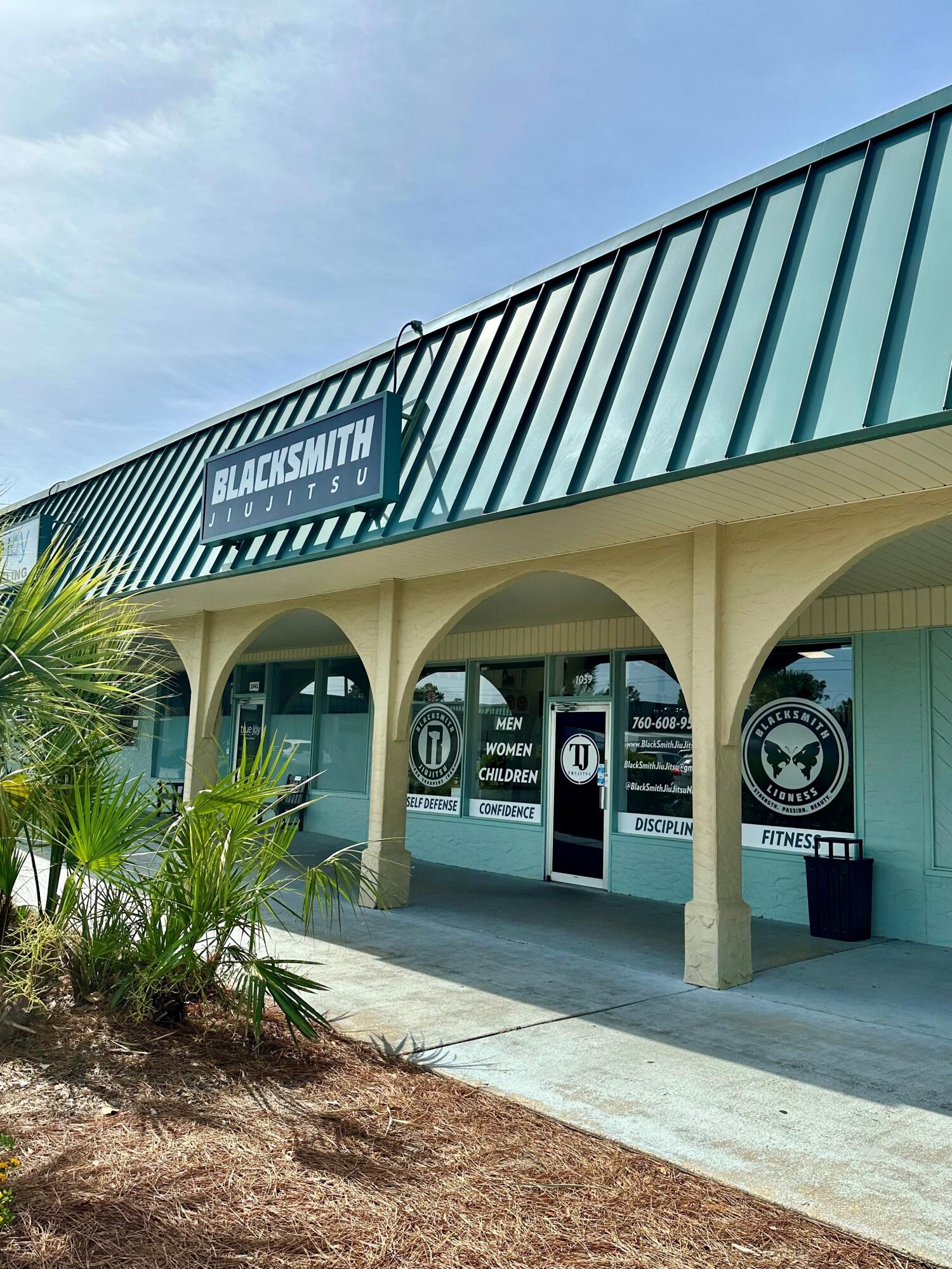 Prime retail location in the heart of Niceville! measures 25' x 100' with open retail in the front, one ADA restroom, and a storage area in the rear. The Daily traffic count is 40,000.
Base rent is $19/Sf annually with a 3% annual rent escalation.