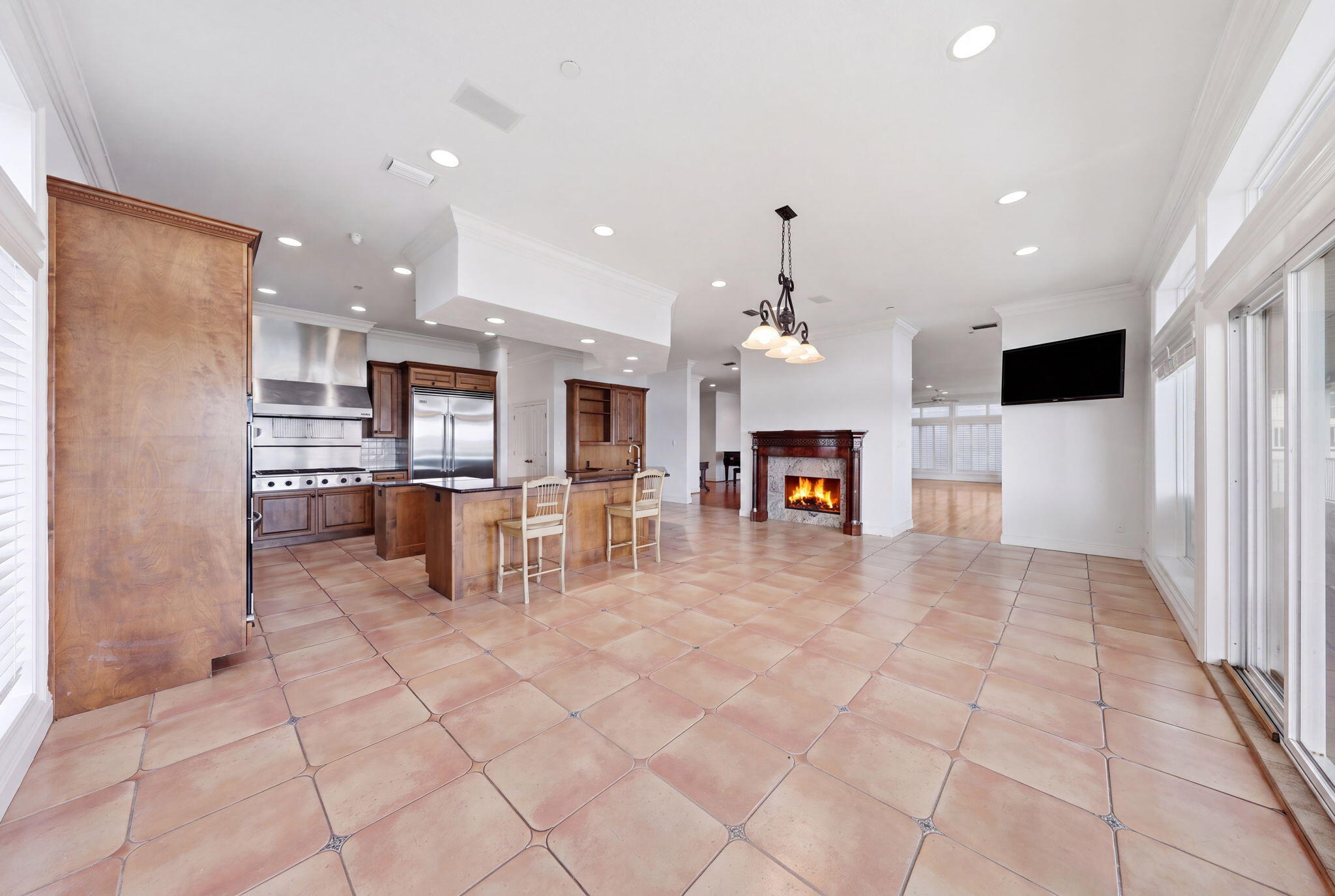 BLACK POINTE - Residential
