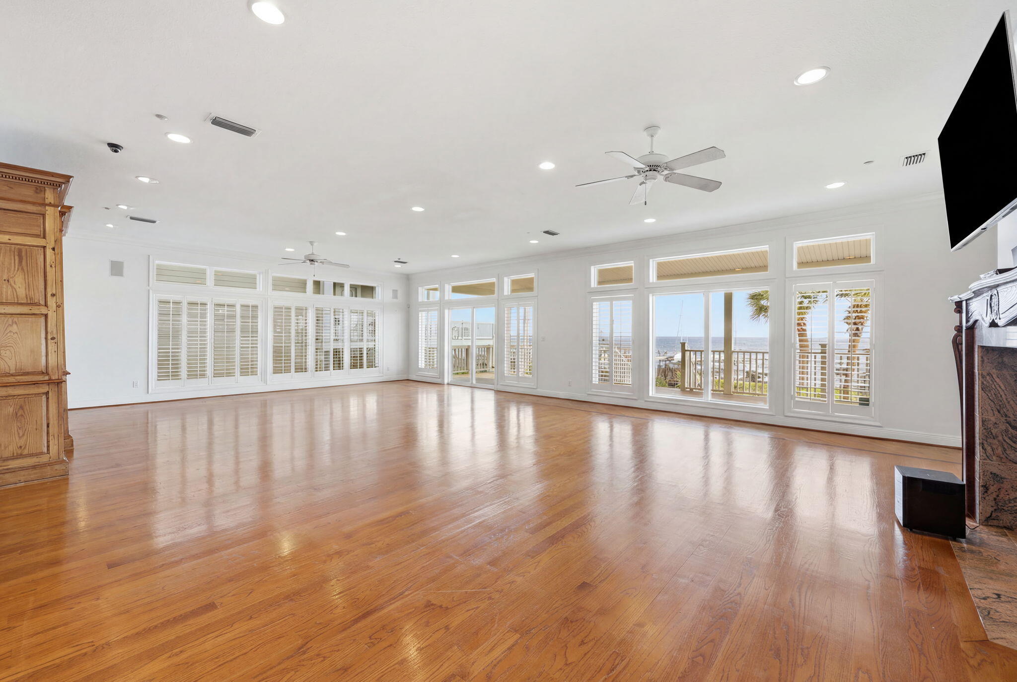 BLACK POINTE - Residential
