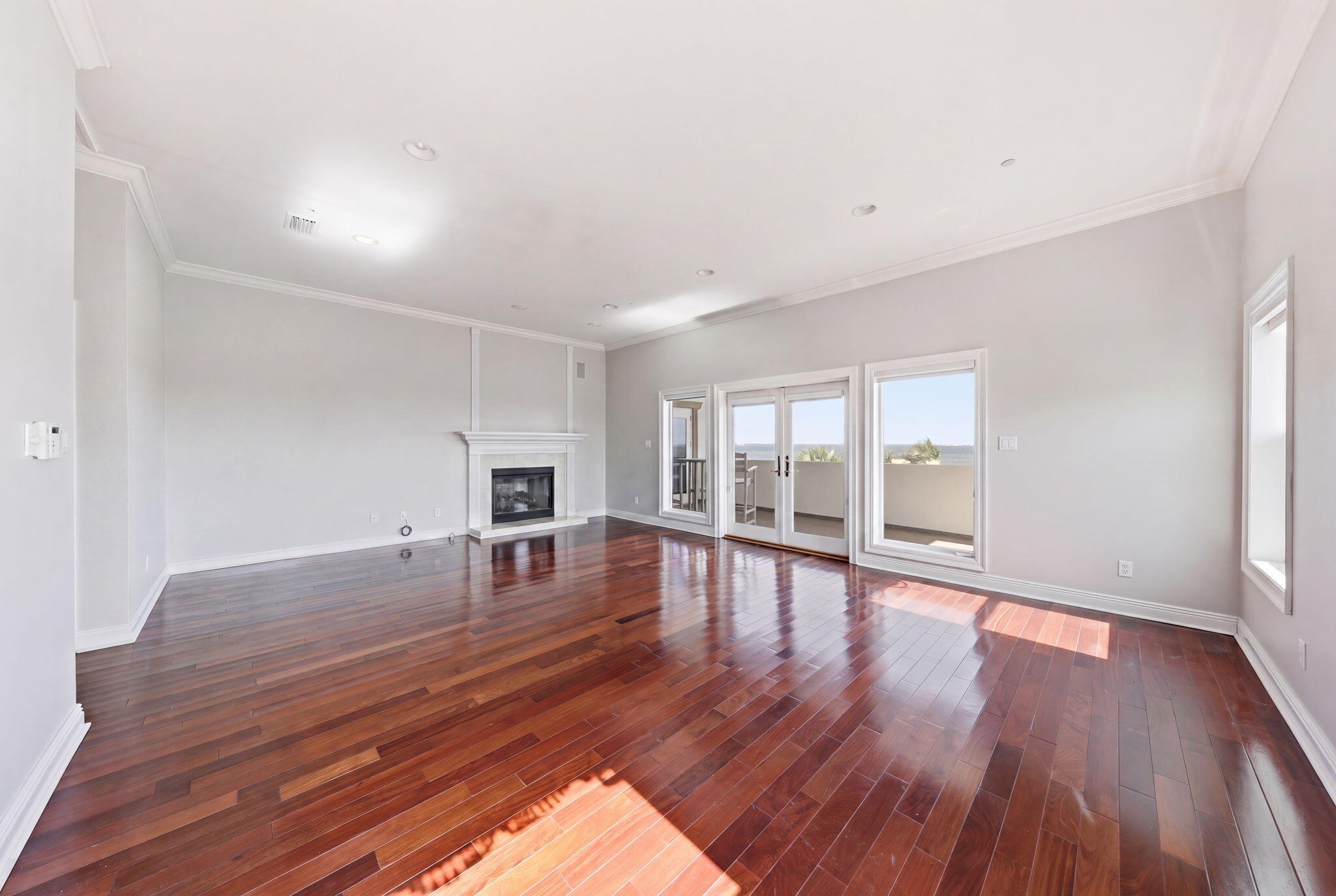BLACK POINTE - Residential