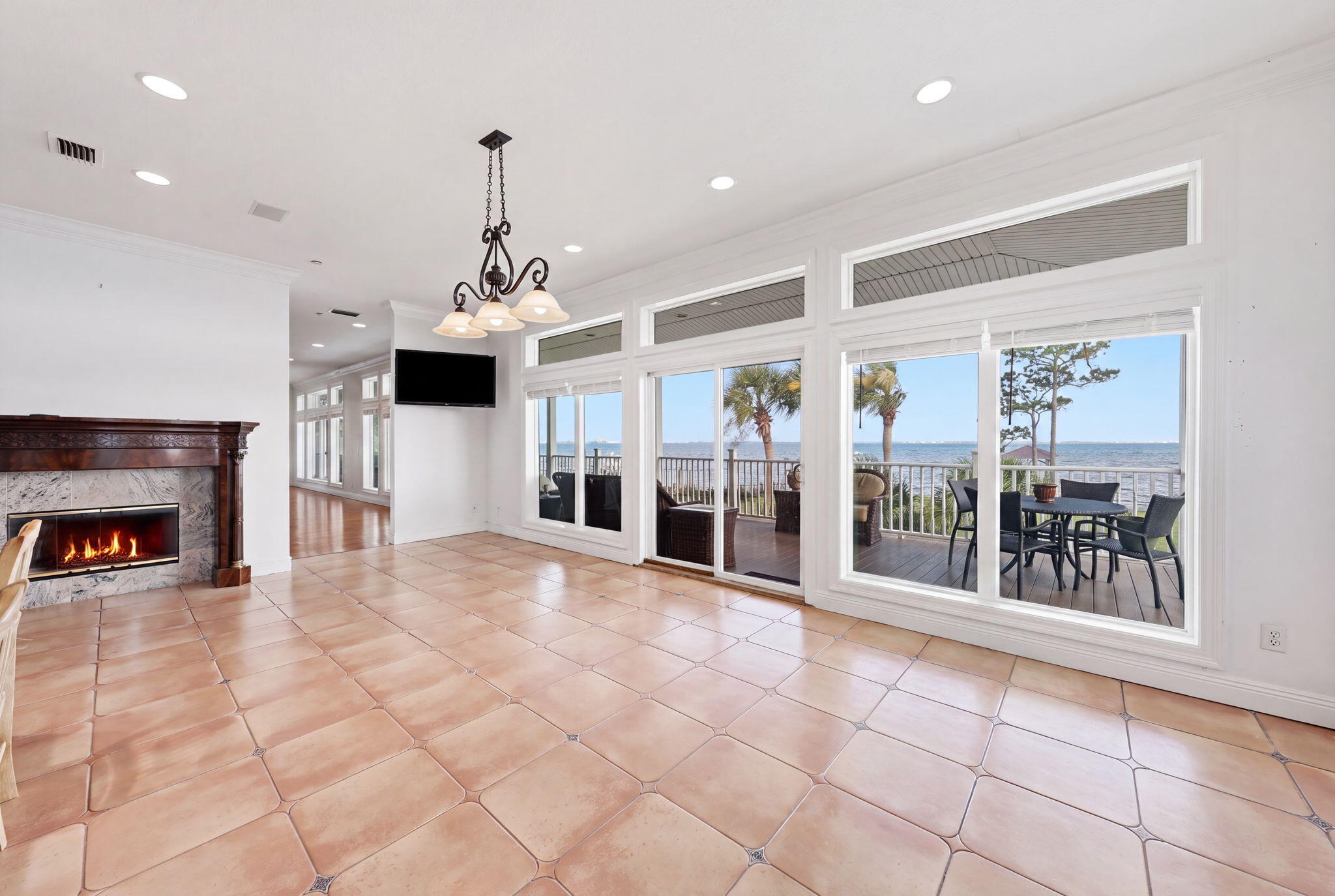 BLACK POINTE - Residential