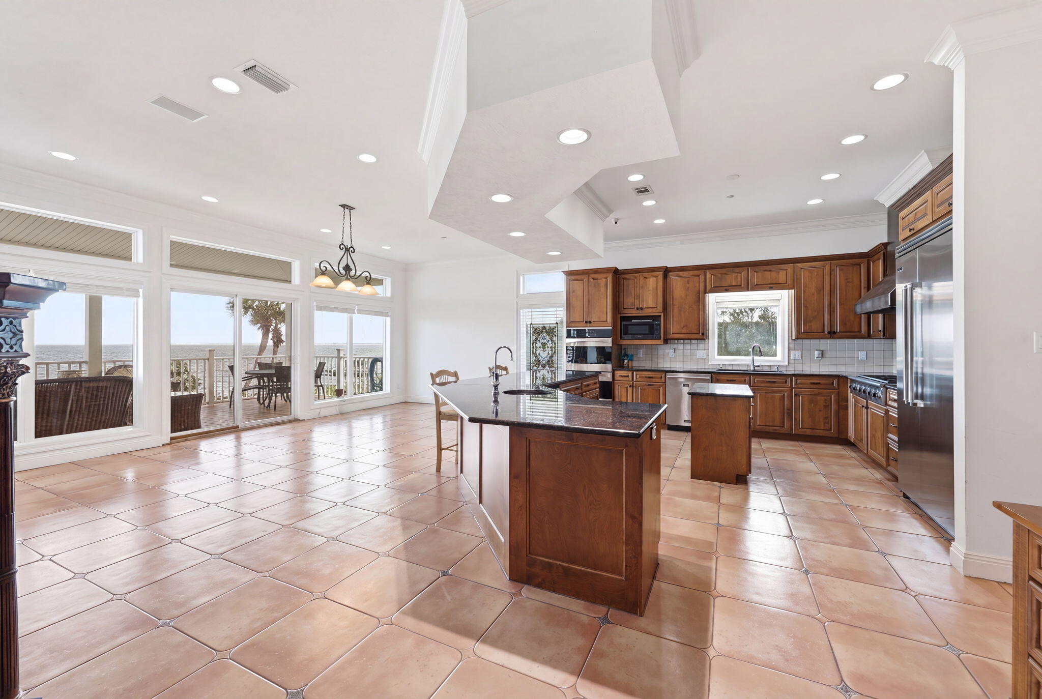 BLACK POINTE - Residential