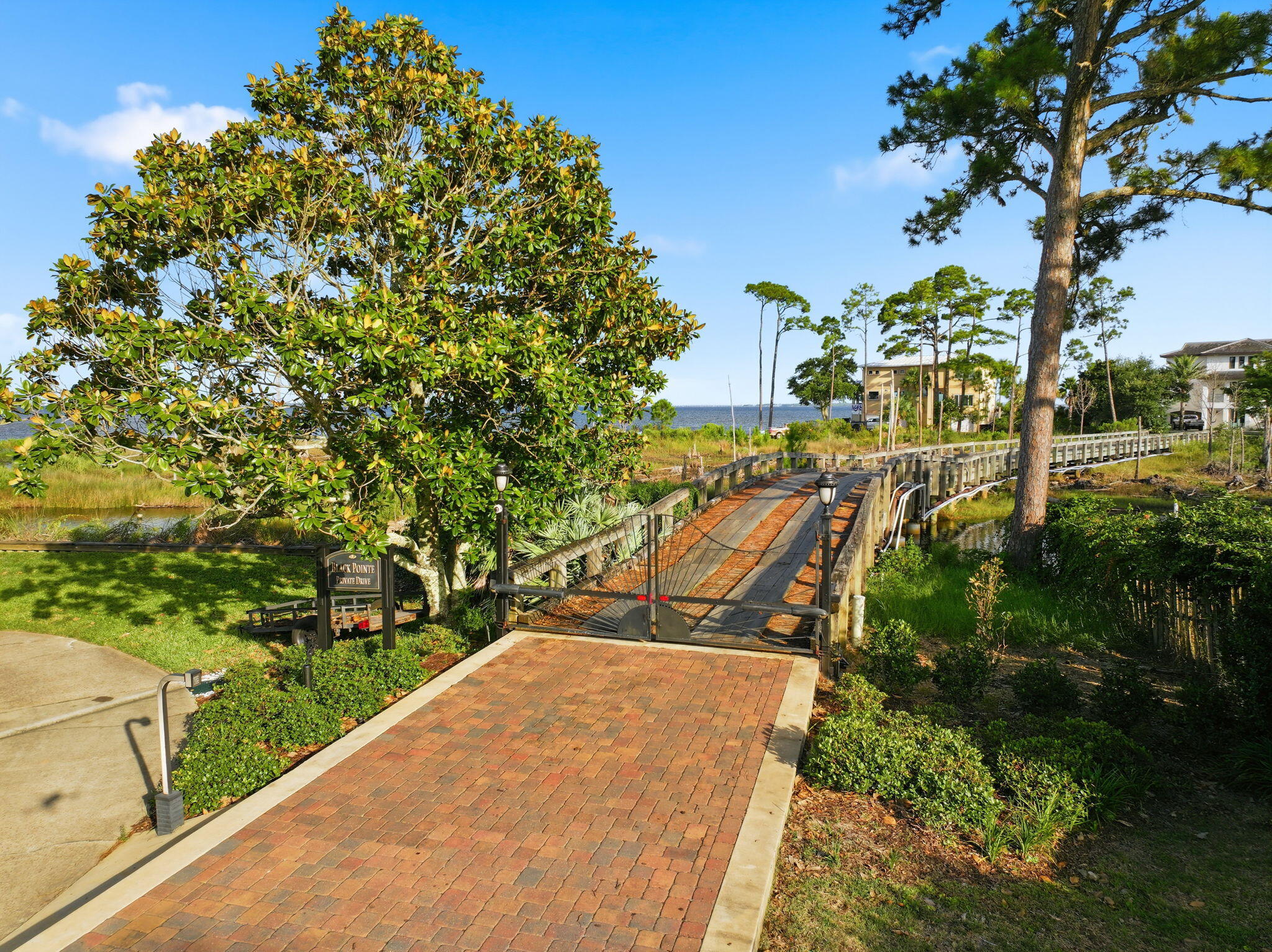 BLACK POINTE - Residential
