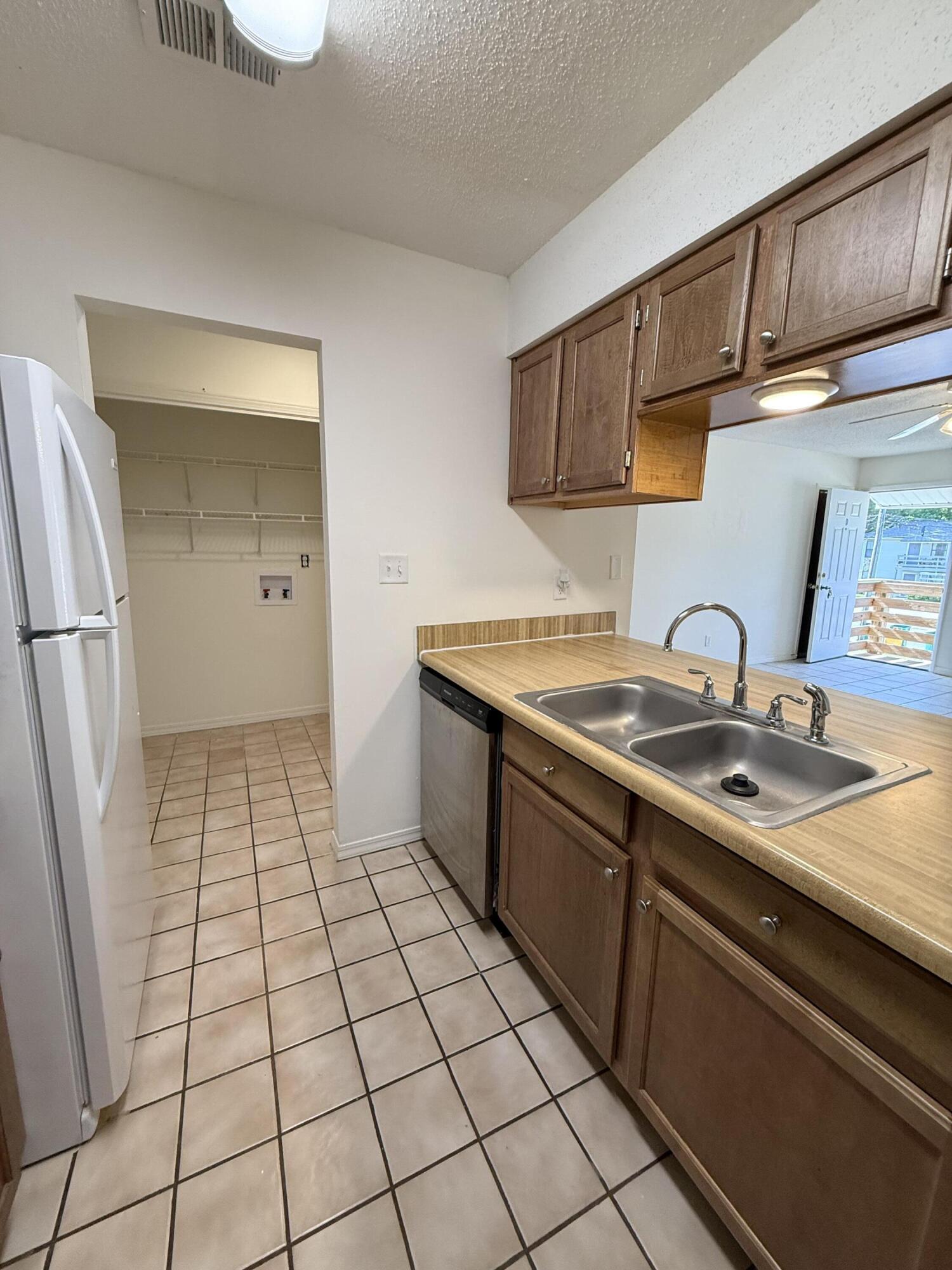 LANDVIEW ESTATES - Residential Lease
