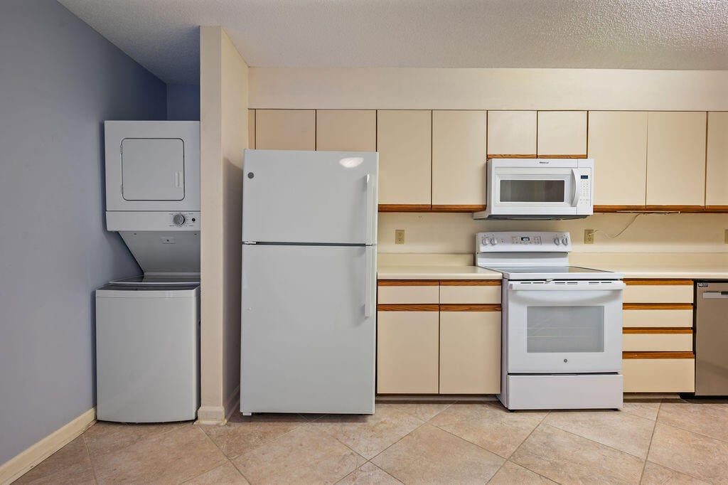 LAKESIDE CONDO AT BLUEWATER BAY - Residential