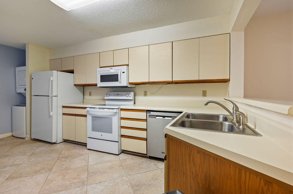 LAKESIDE CONDO AT BLUEWATER BAY - Residential