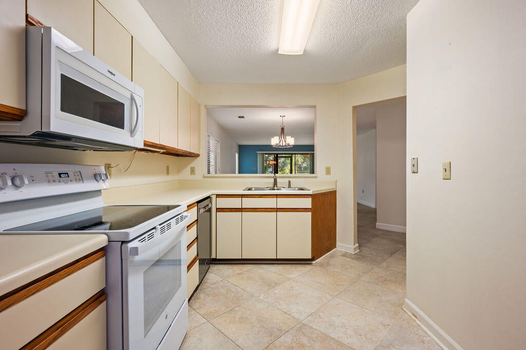 LAKESIDE CONDO AT BLUEWATER BAY - Residential