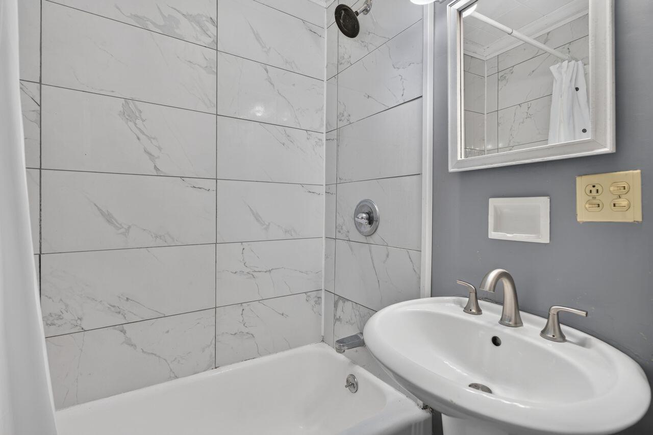 Garnier's Beach - Residential