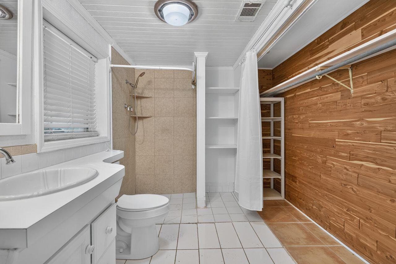 Garnier's Beach - Residential