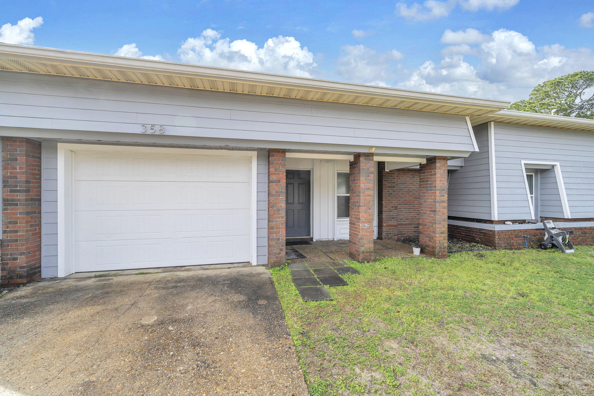 ELLIOTTS POINT 4TH ADDN - Residential Lease