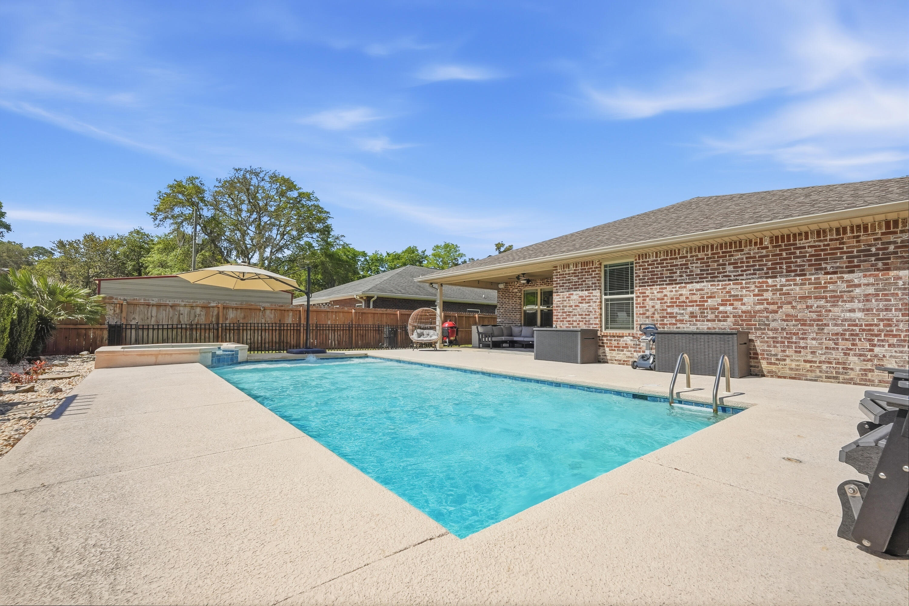WOODLAND SHORES - Residential