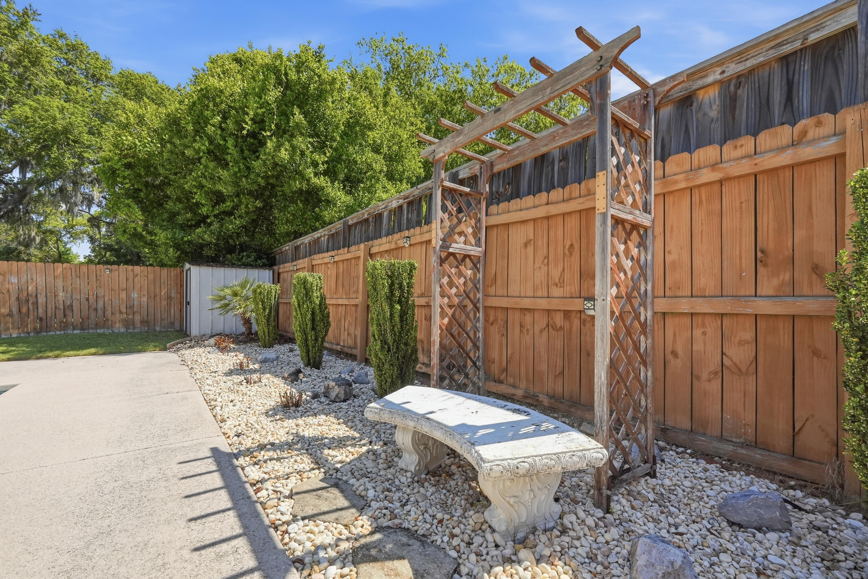 WOODLAND SHORES - Residential