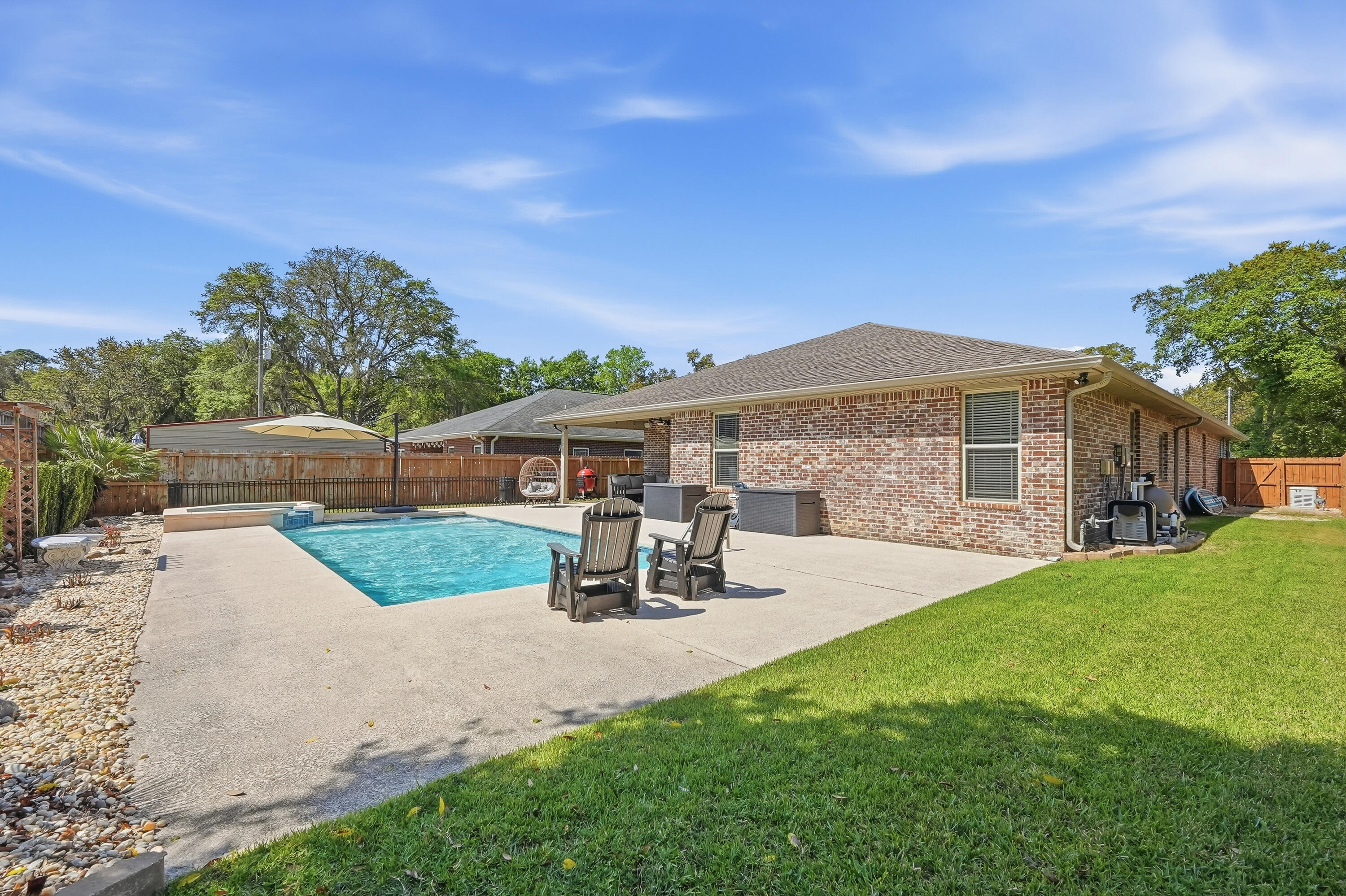 WOODLAND SHORES - Residential