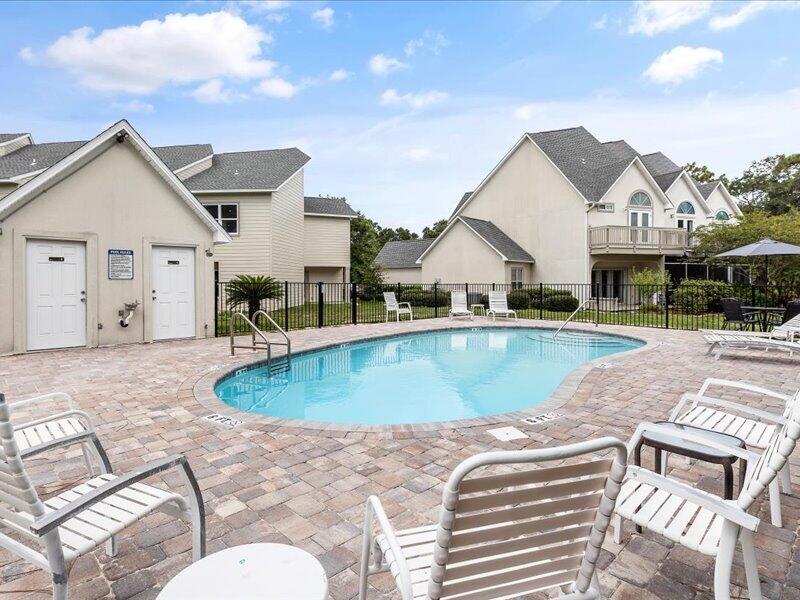 HIDDEN BAY VILLAGE - Residential