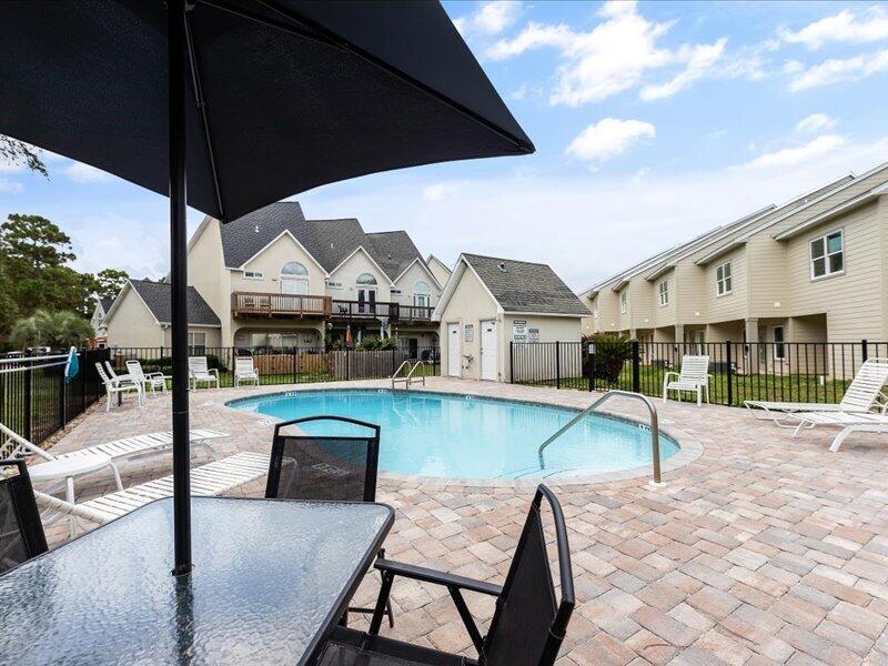 HIDDEN BAY VILLAGE - Residential